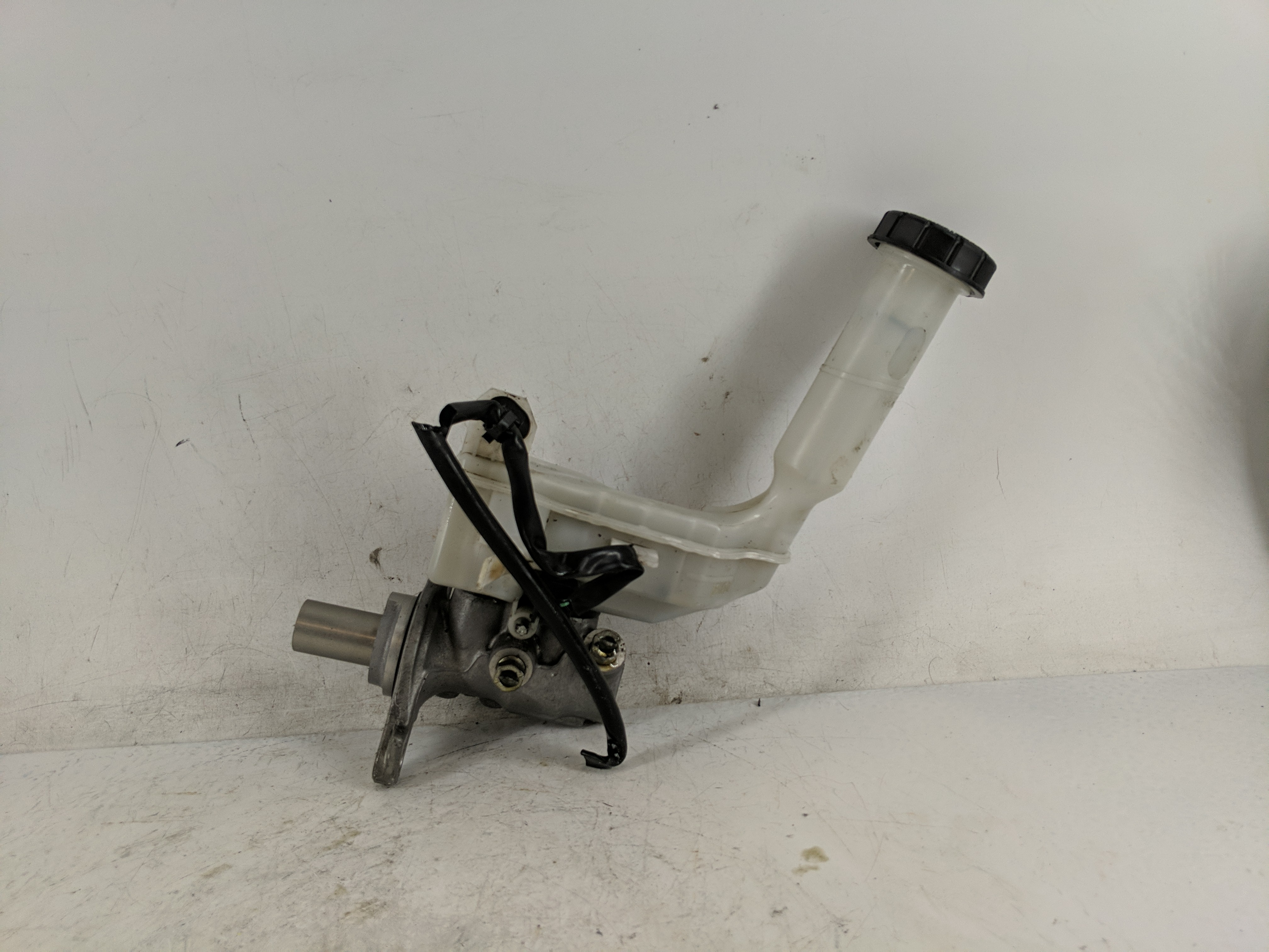 2013-2019 Nissan Sentra Brake Master Cylinder 1221004 - Oemusedautoparts1.com