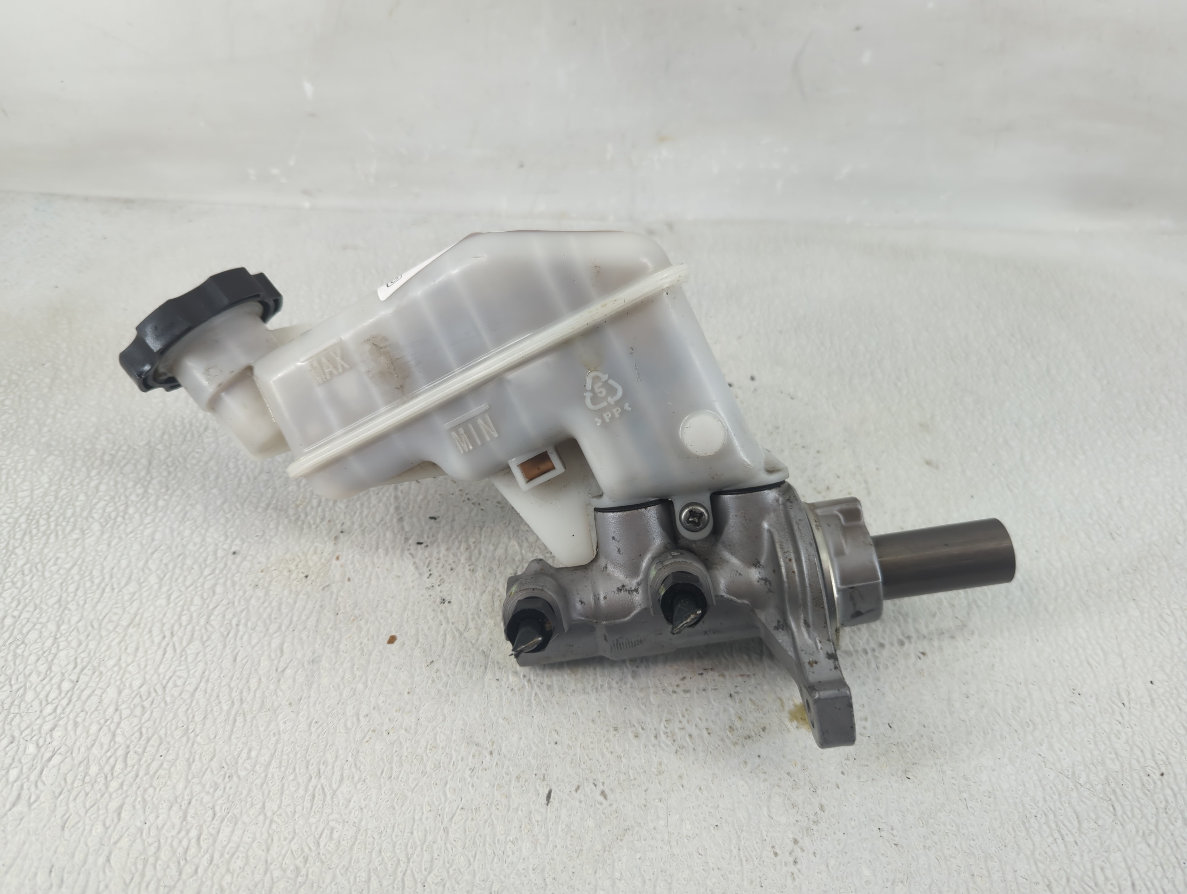 2011-2016 Hyundai Elantra Brake Master Cylinder 1221008 - Oemusedautoparts1.com