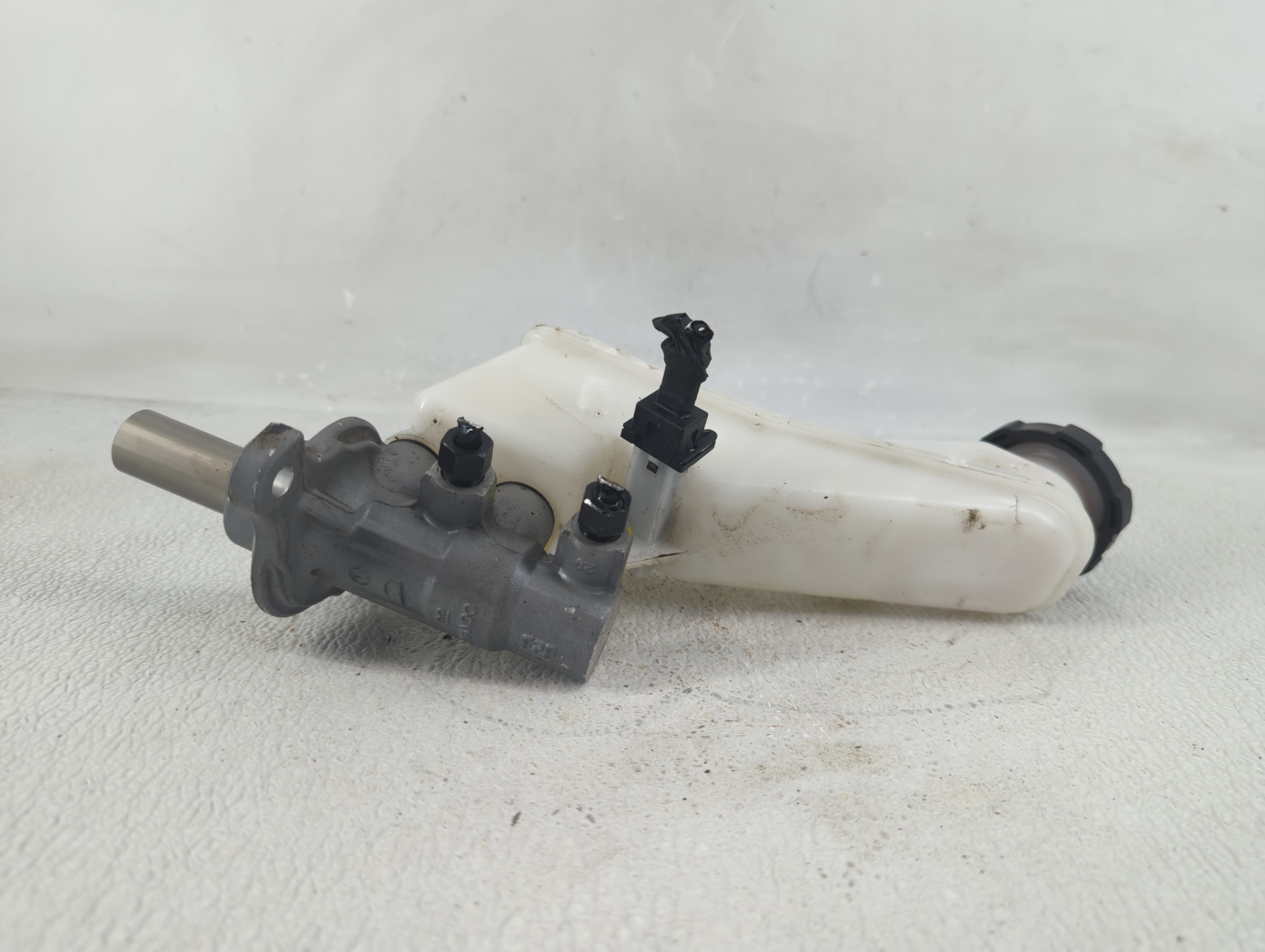 2020-2020 Hyundai Elantra Brake Master Cylinder 1221010 - Oemusedautoparts1.com