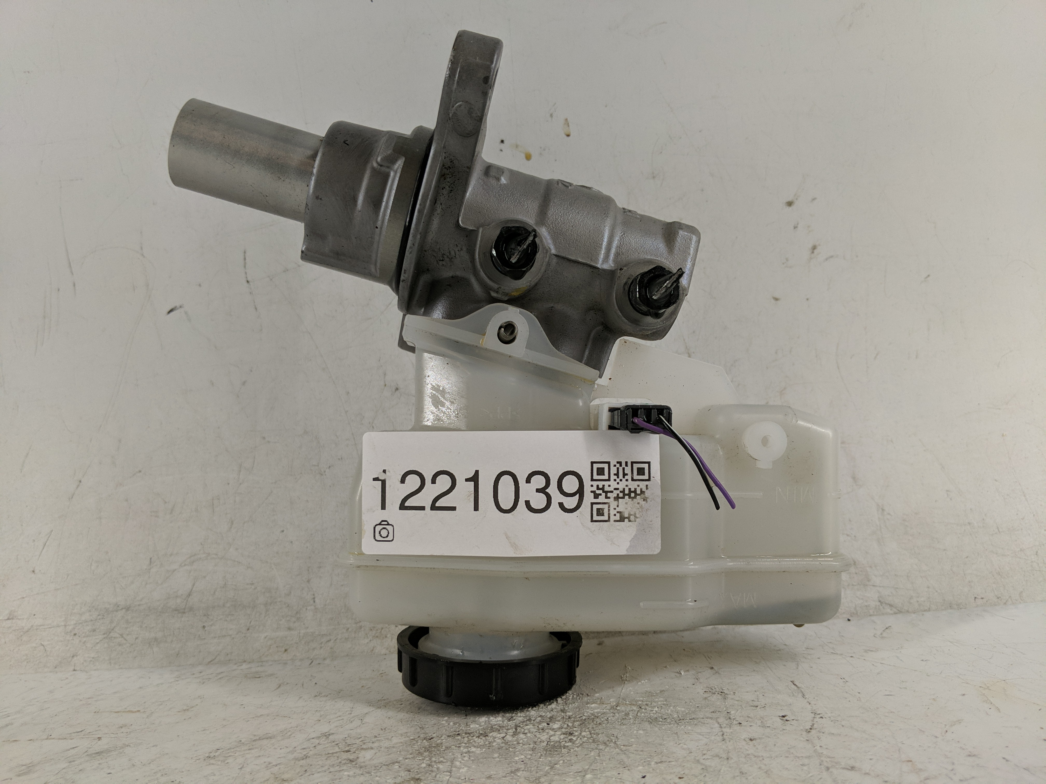 2014-2020 Infiniti Q50 Brake Master Cylinder 1221039 - Oemusedautoparts1.com