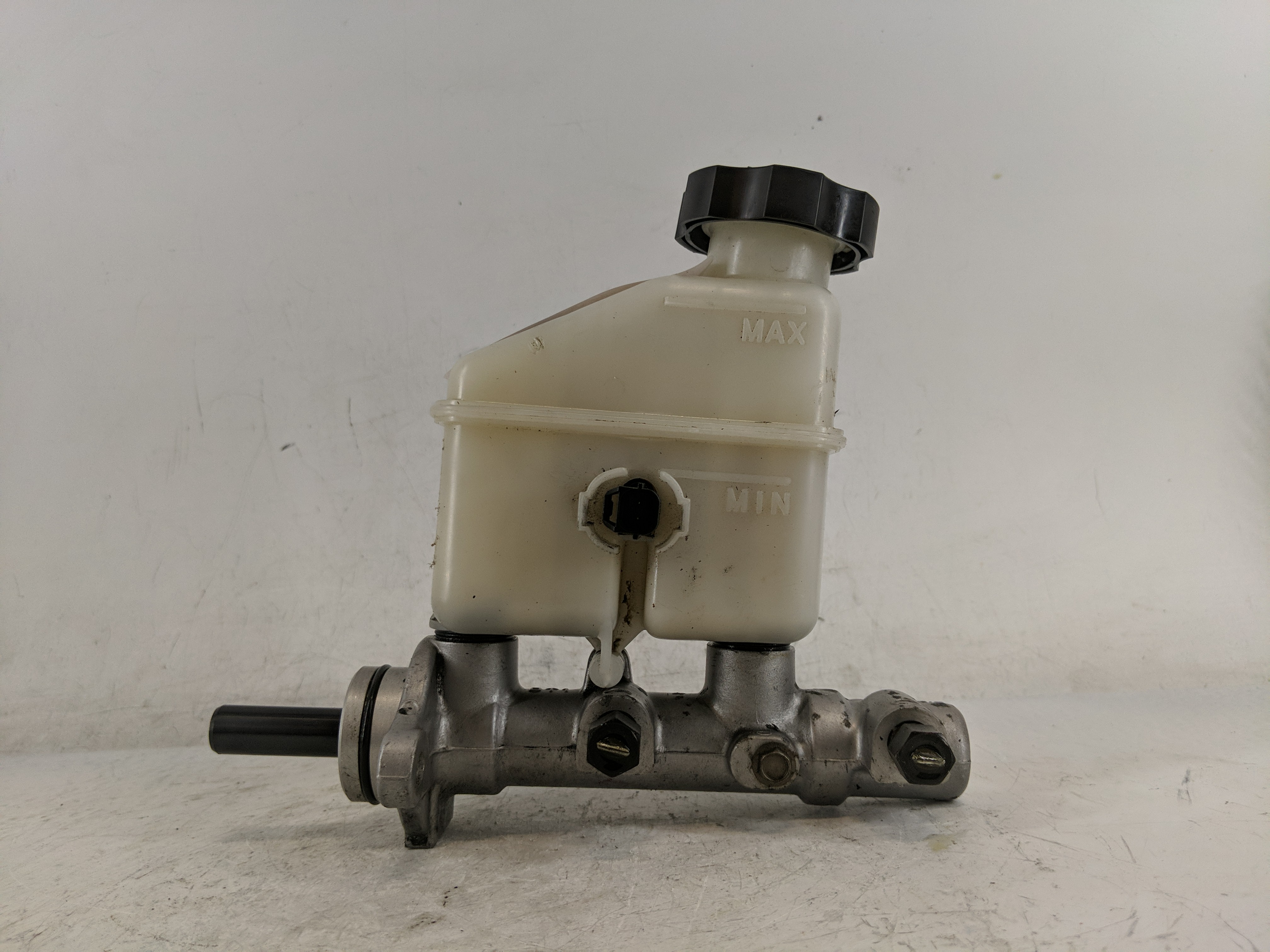 2010-2010 Kia Forte Brake Master Cylinder 1221115 - Oemusedautoparts1.com