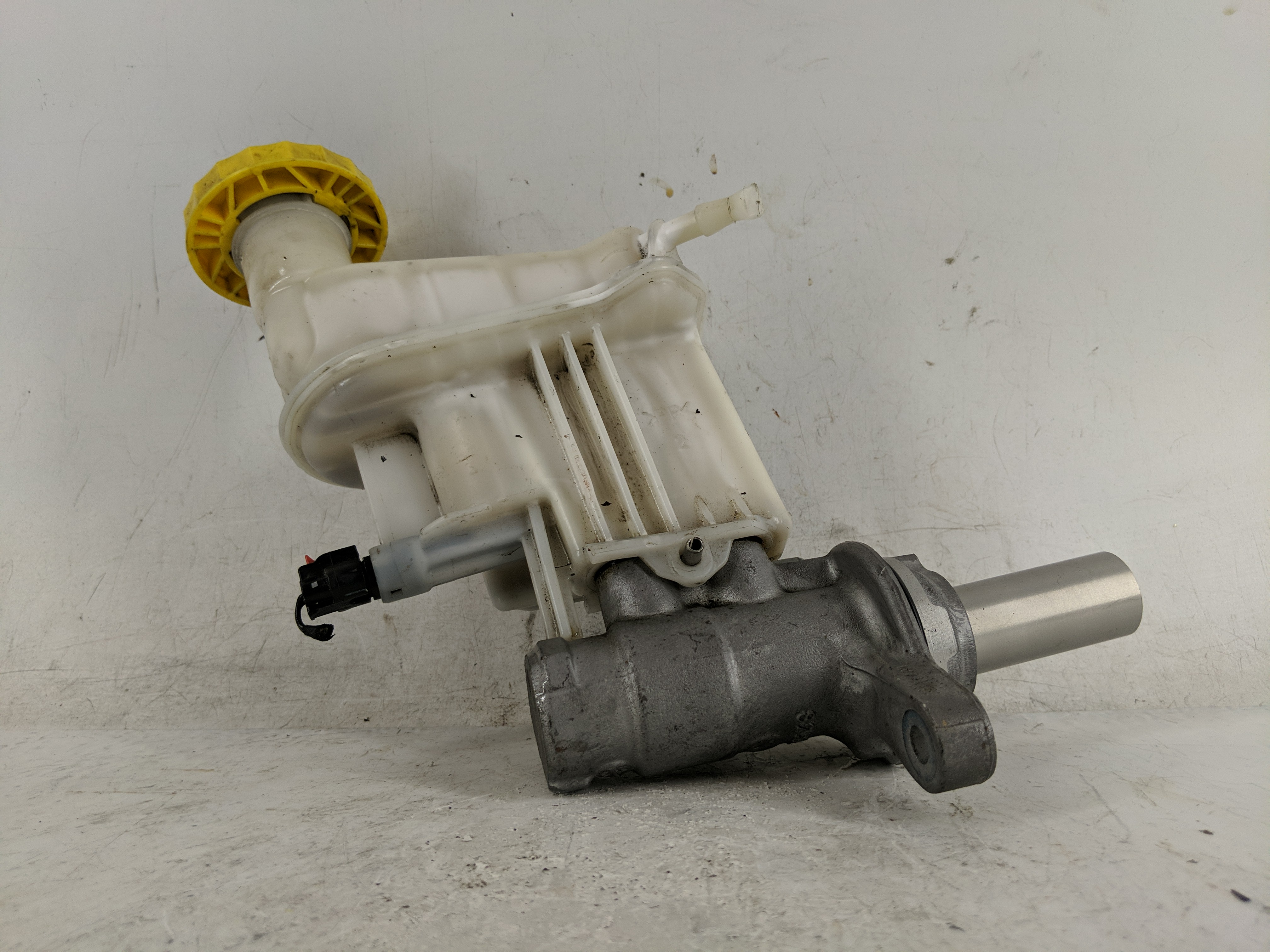 2017 Jeep Compass Brake Master Cylinder 1221116 - Oemusedautoparts1.com