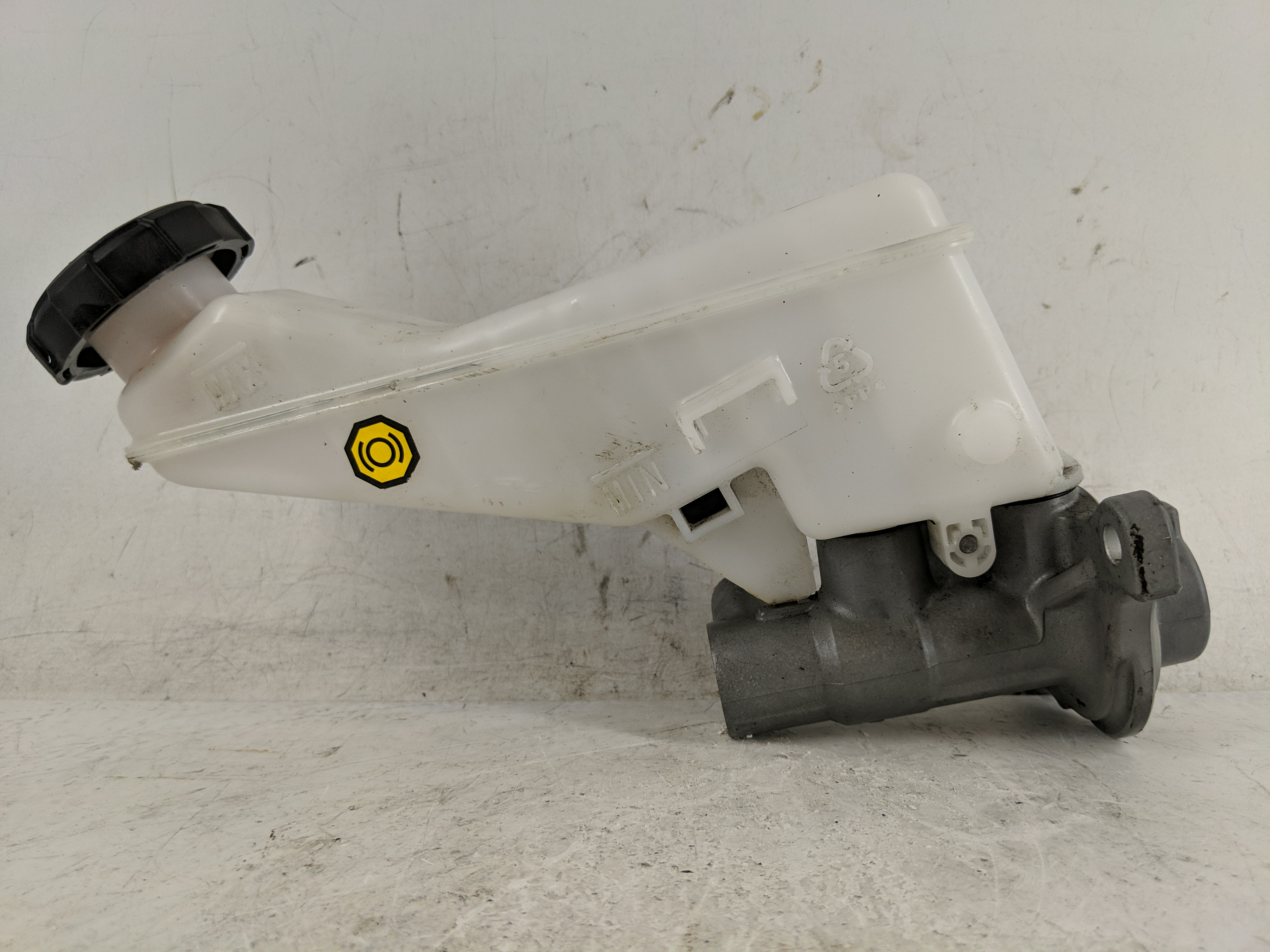 2020-2020 Hyundai Elantra Brake Master Cylinder 1221124 - Oemusedautoparts1.com