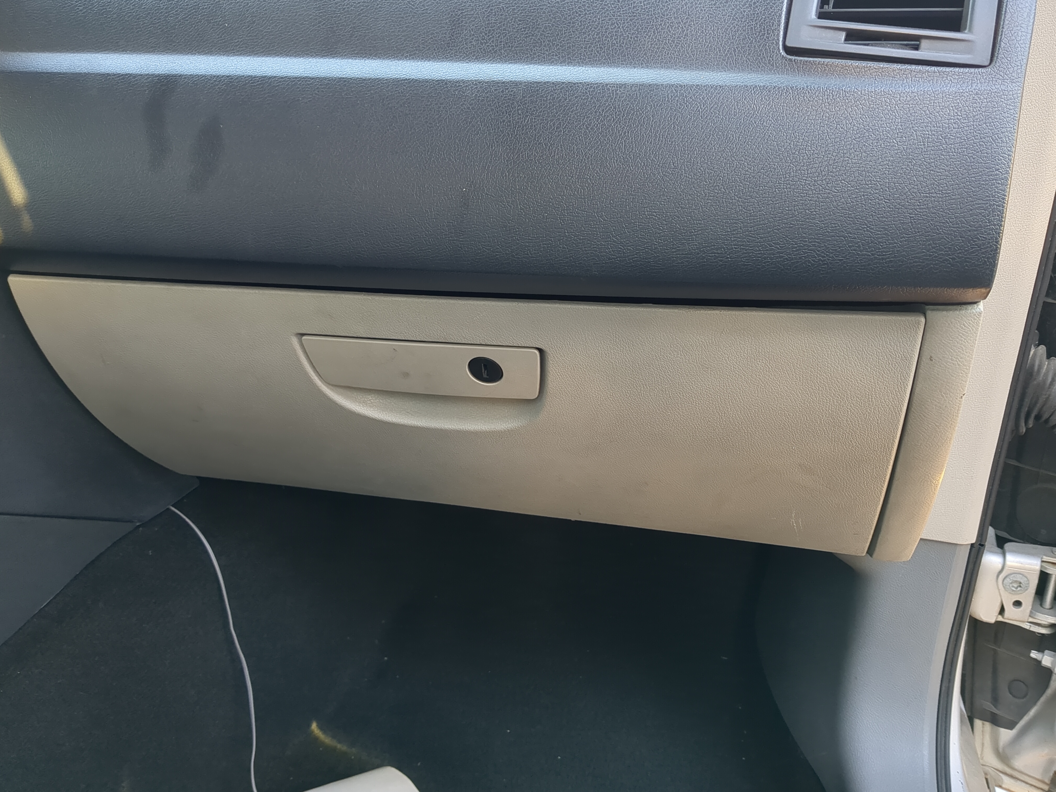 2005 Chrysler 300c Passenger Glove Box Door Storage Compartment 1221876 - Oemusedautoparts1.com