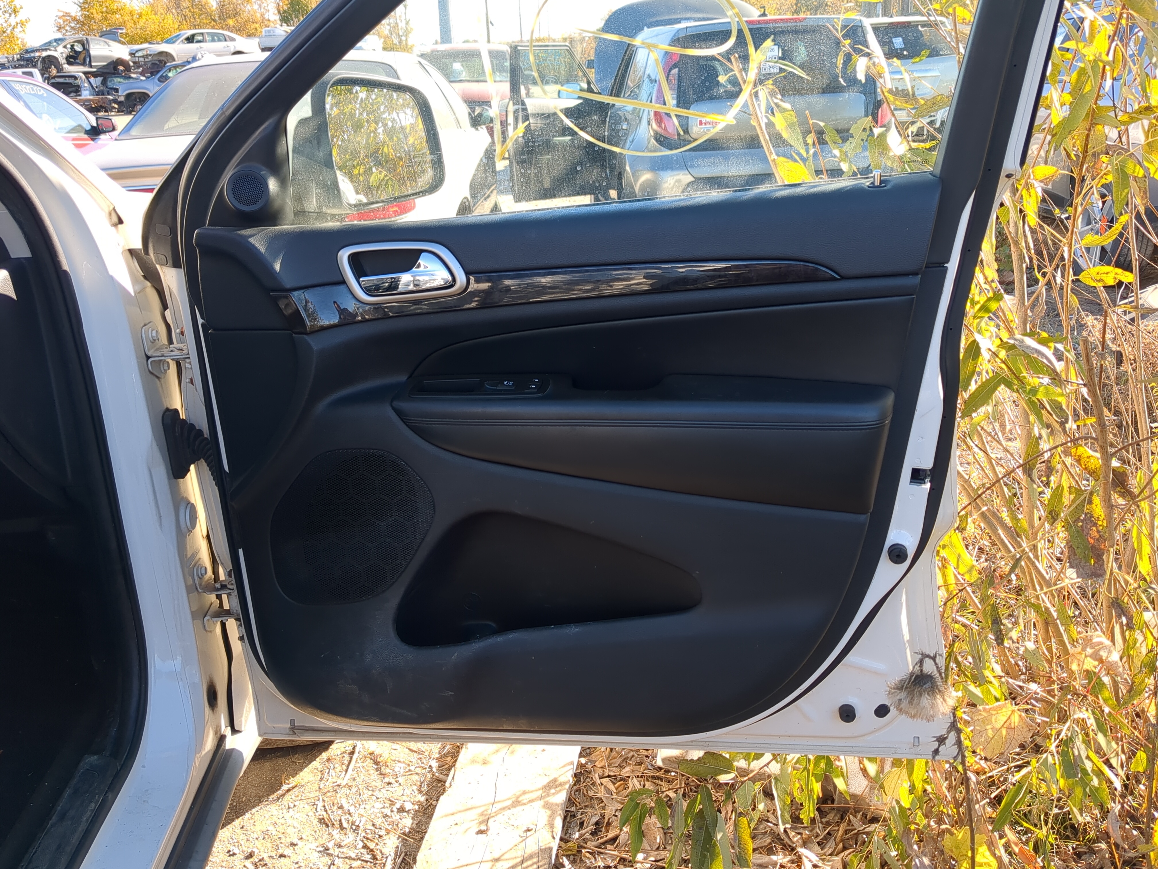 2011 Jeep Grand Cherokee Front Right Passenger Interior Door Panel Trim 1222474 - Oemusedautoparts1.com