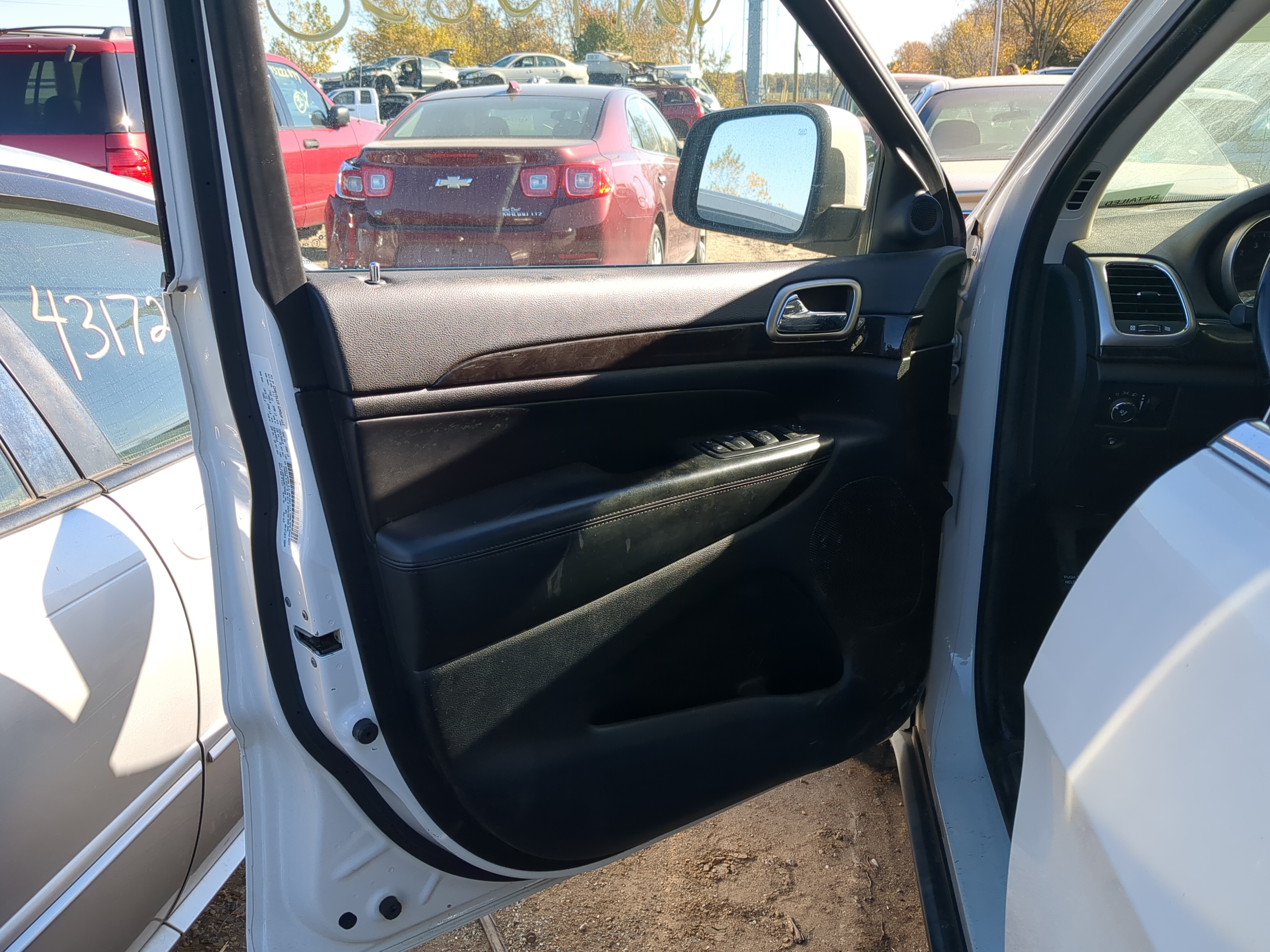 2011 Jeep Grand Cherokee Front Left Driver Interior Door Panel Trim 1222475 - Oemusedautoparts1.com