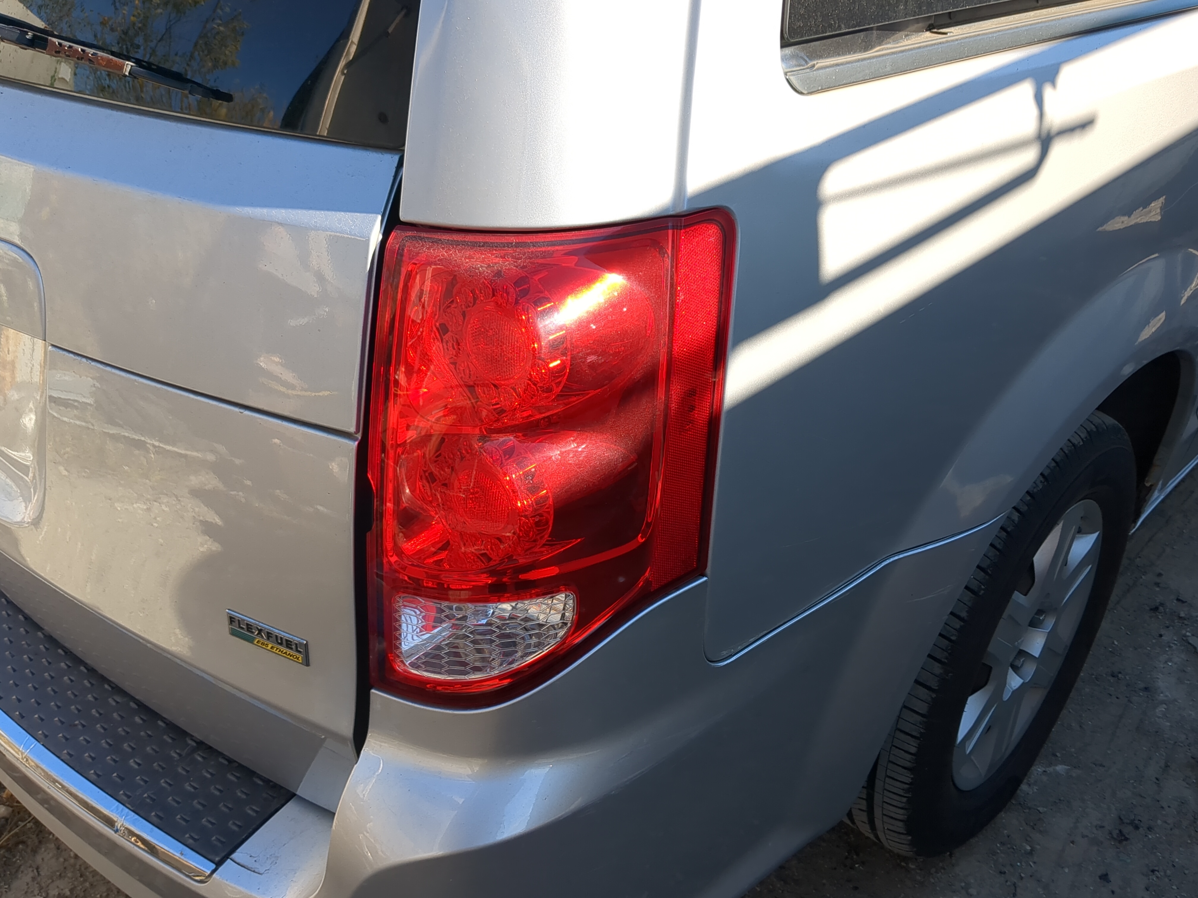 2011 Dodge Grand Caravan Passenger Right Side Tail Light Taillight Oem 1222759 - Oemusedautoparts1.com