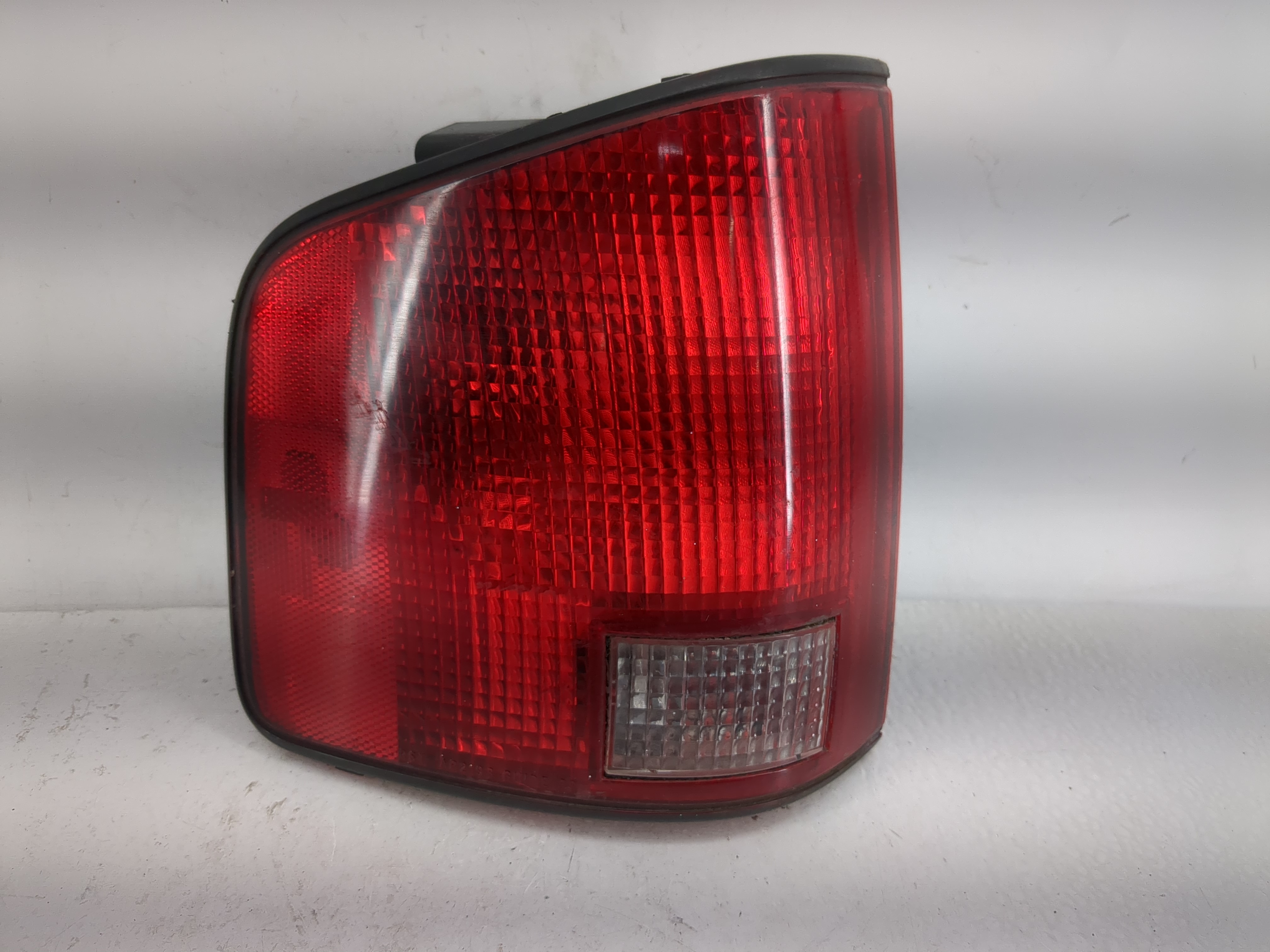 1994-2003 Chevrolet S10 Driver Left Side Tail Light Taillight Oem 1223758 - Oemusedautoparts1.com