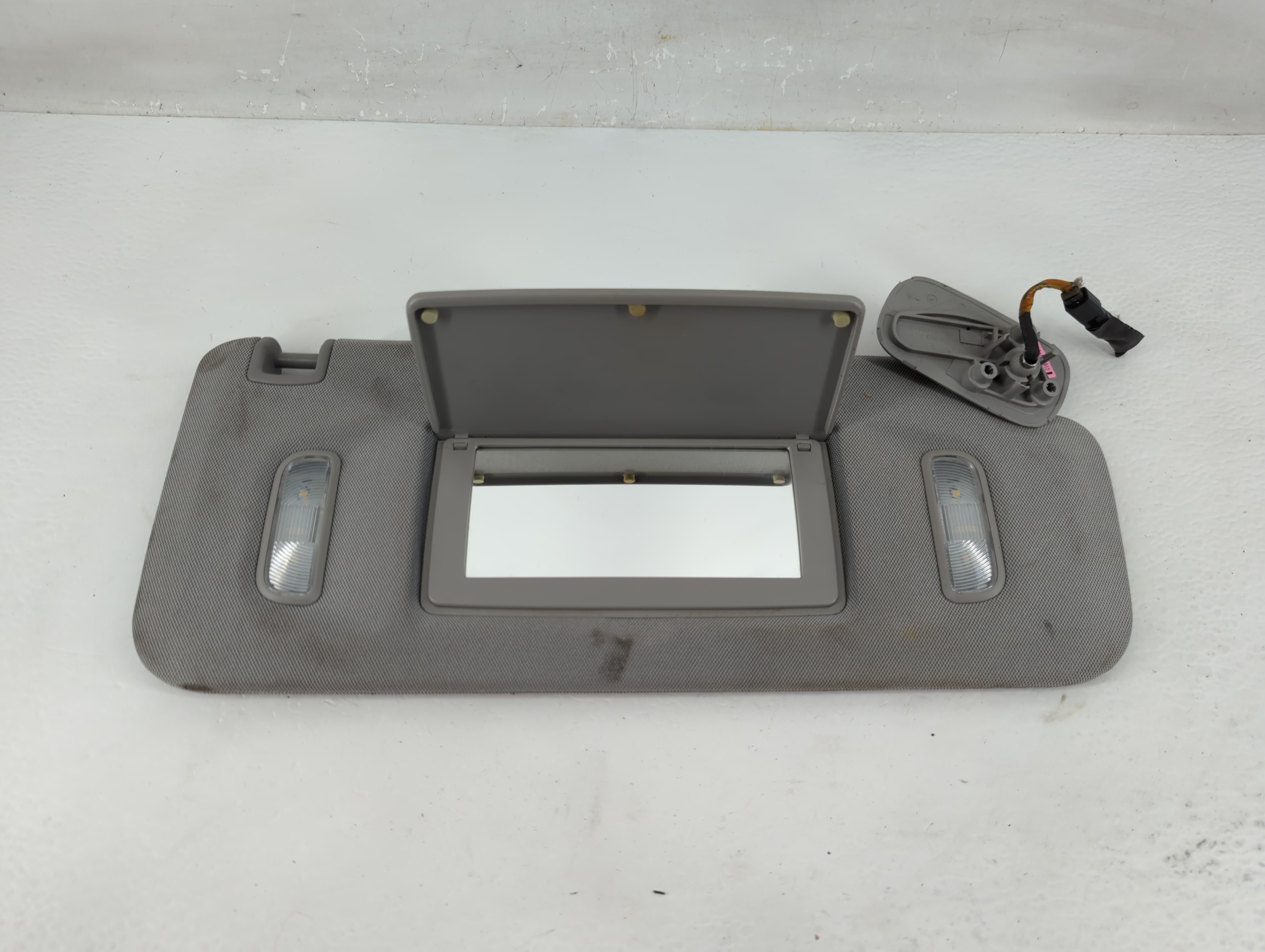 2014 Chevrolet Silverado 1500 Passenger Sun Visor Mirror Right Sunvisor 1225983 - Oemusedautoparts1.com
