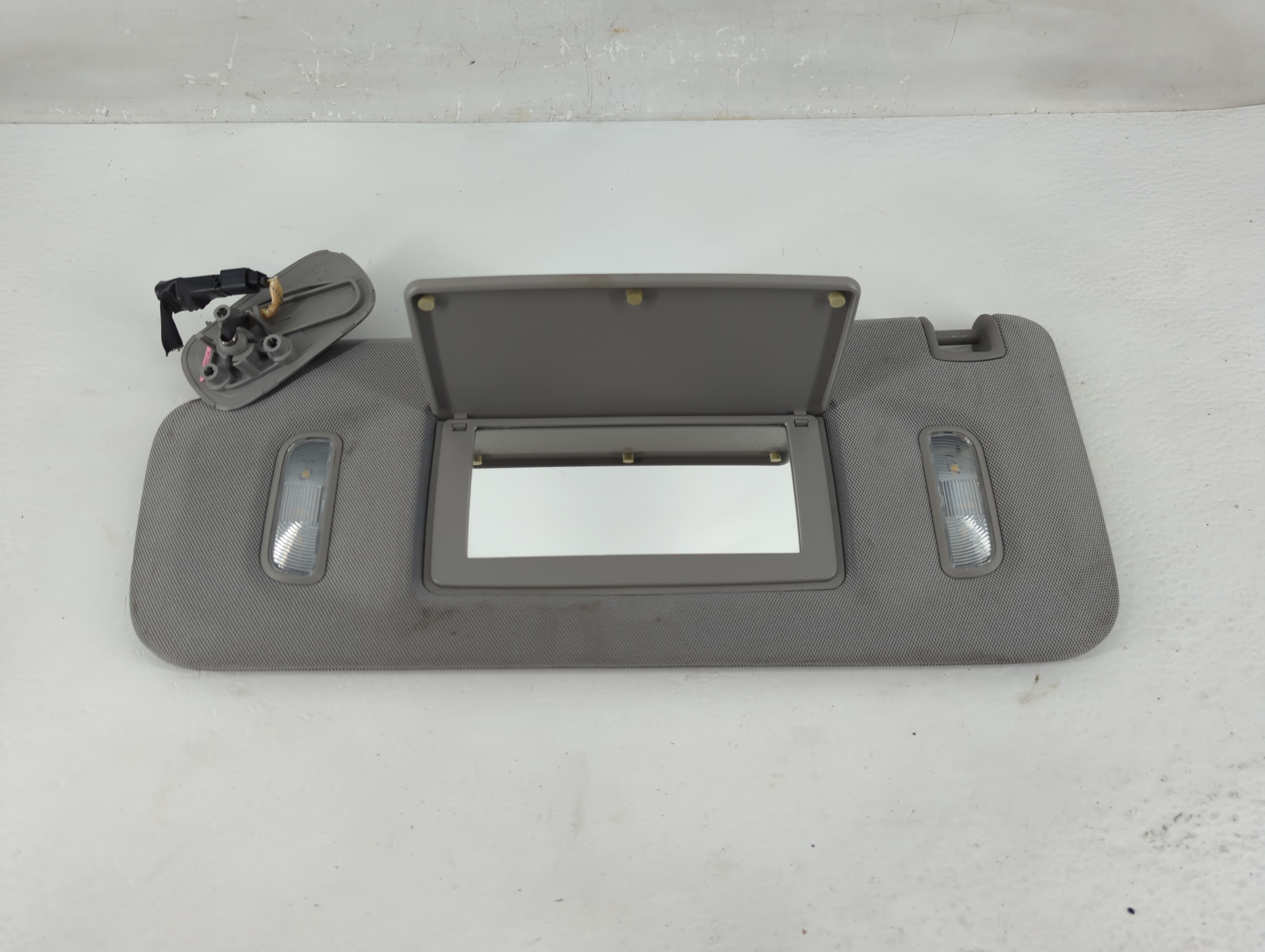 Picture of 2014-2019 Chevrolet Silverado 1500 Driver Sun Visor Mirror Left Sunvisor 1225986