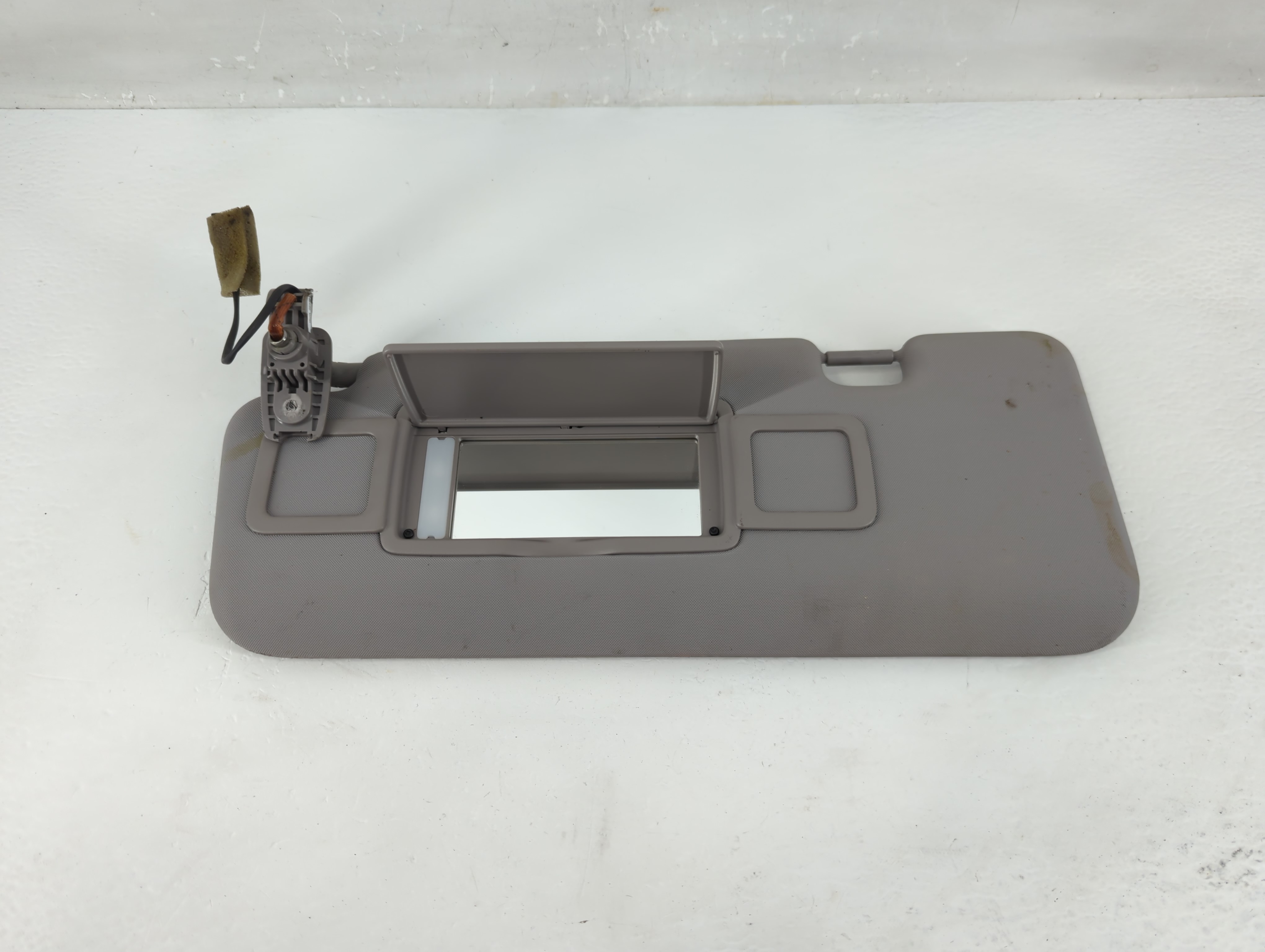 2020 Alfa Romeo Stelvio Passenger Sun Visor Mirror Right Sunvisor Gray 1225998 - Oemusedautoparts1.com