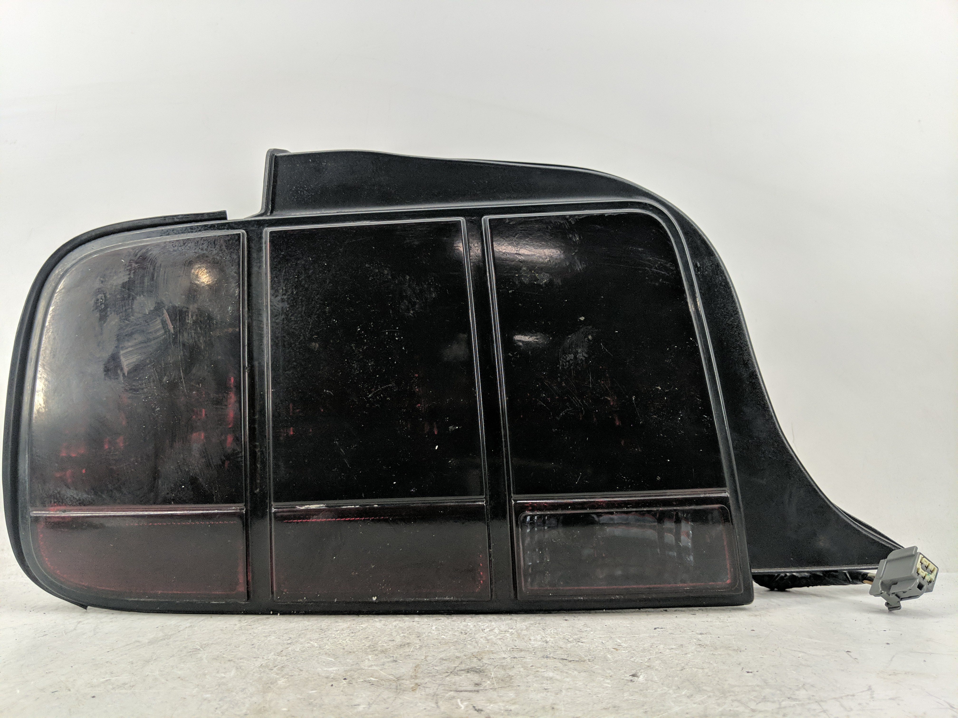 2005-2009 Ford Mustang Driver Left Side Tail Light Taillight Oem 1226654 - Oemusedautoparts1.com