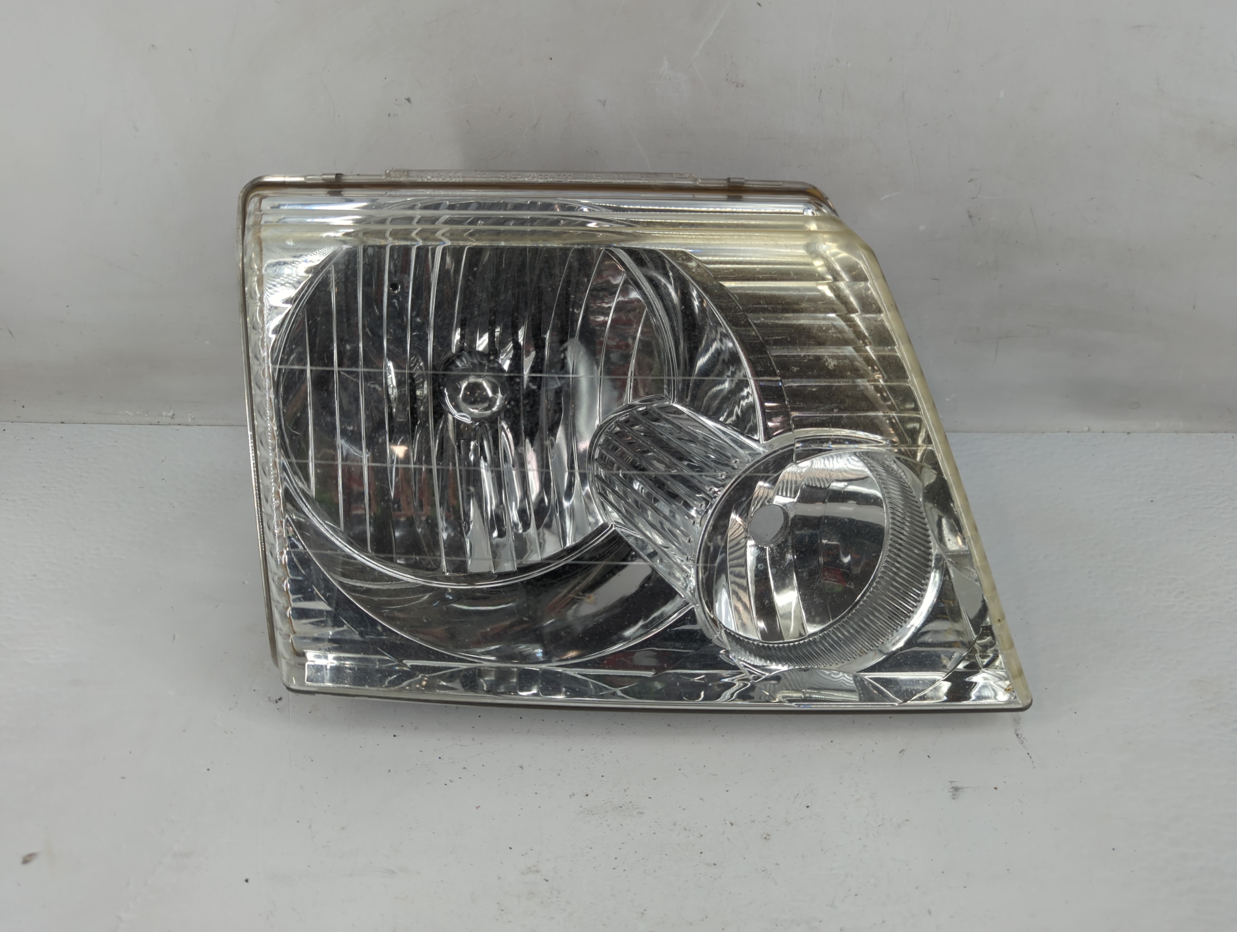 Picture of 2002-2005 Ford Explorer Passenger Right Oem Head Light Headlight Lamp 1226684