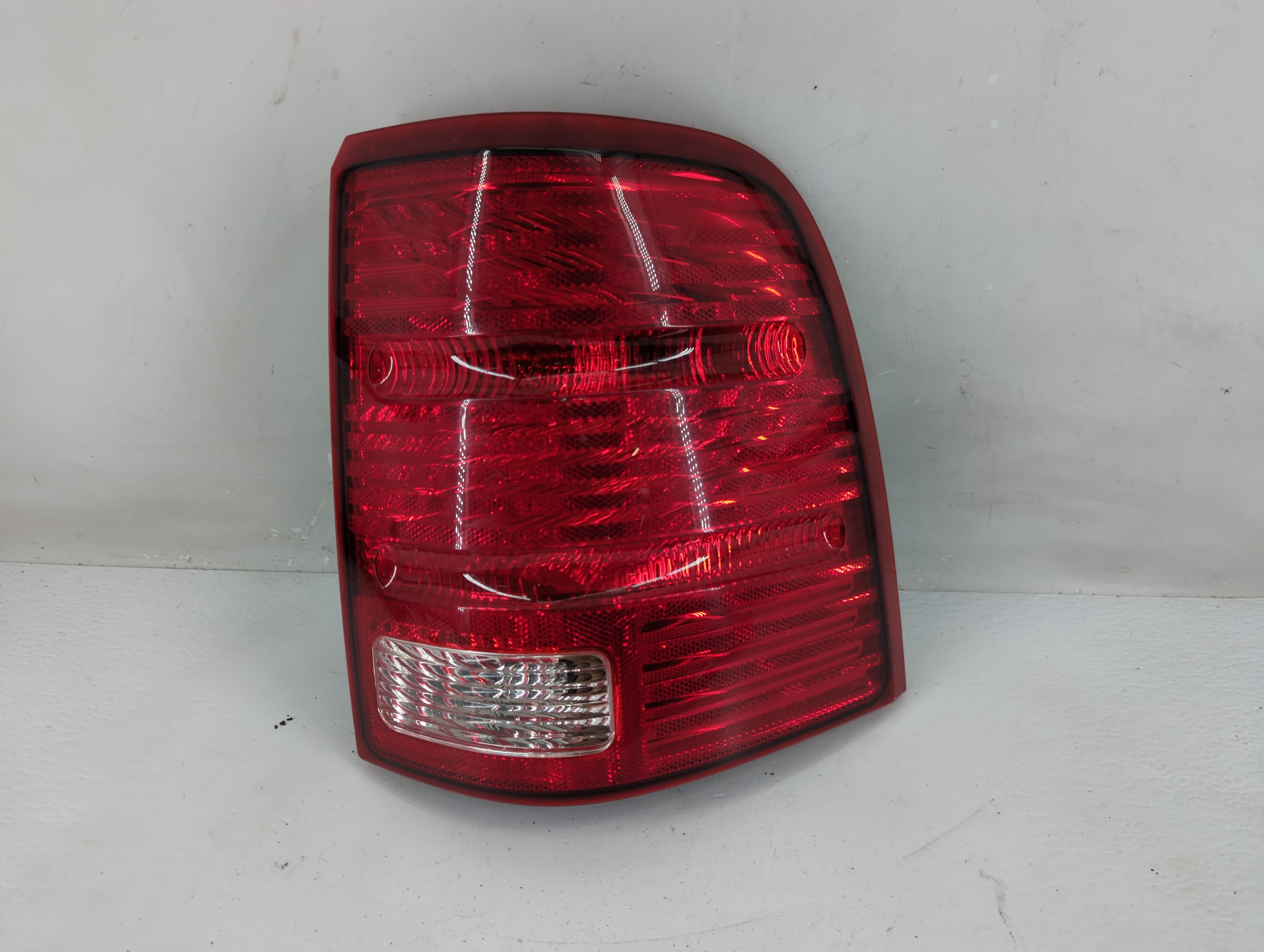 Picture of 2002-2005 Ford Explorer Passenger Right Side Tail Light Taillight Oem 1226689