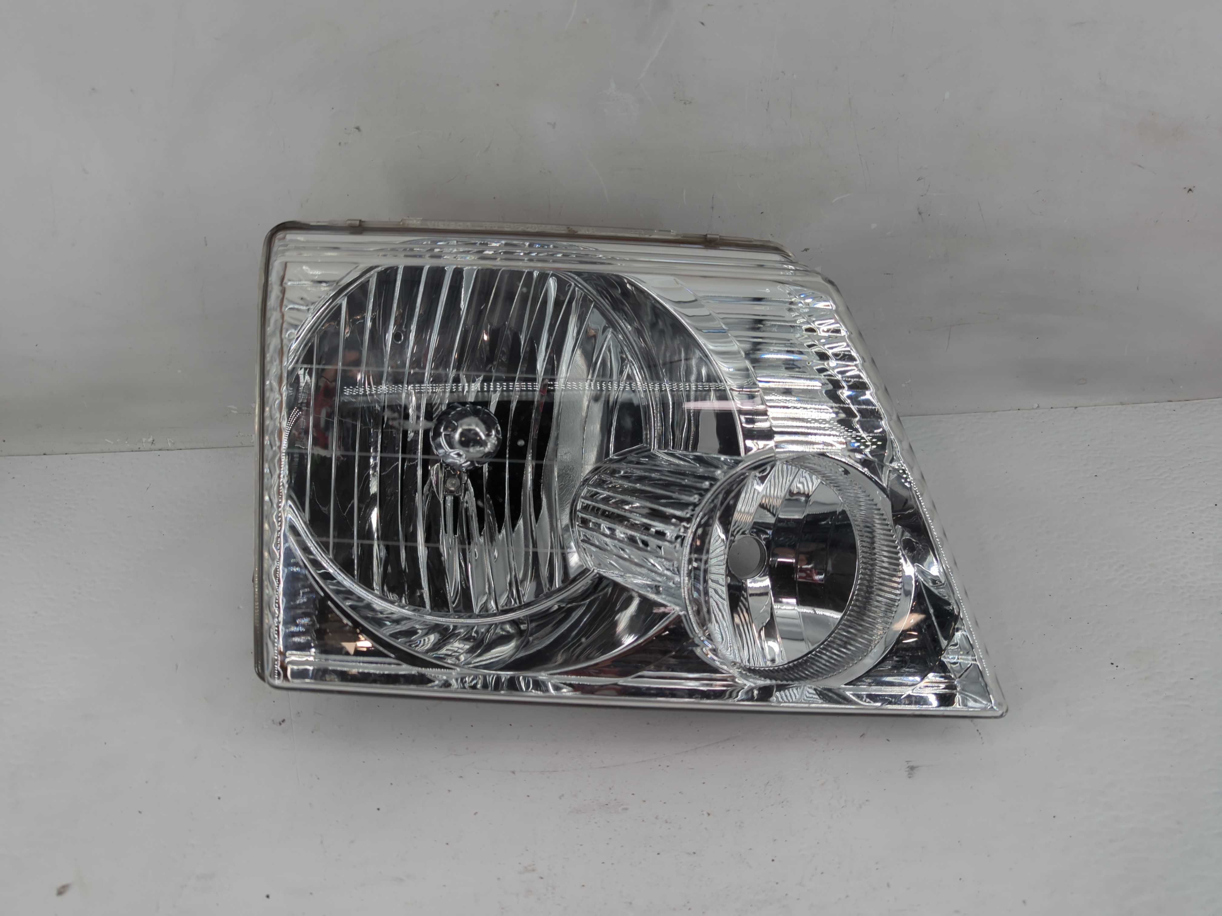 Picture of 2002-2005 Ford Explorer Passenger Right Oem Head Light Headlight Lamp 1226699