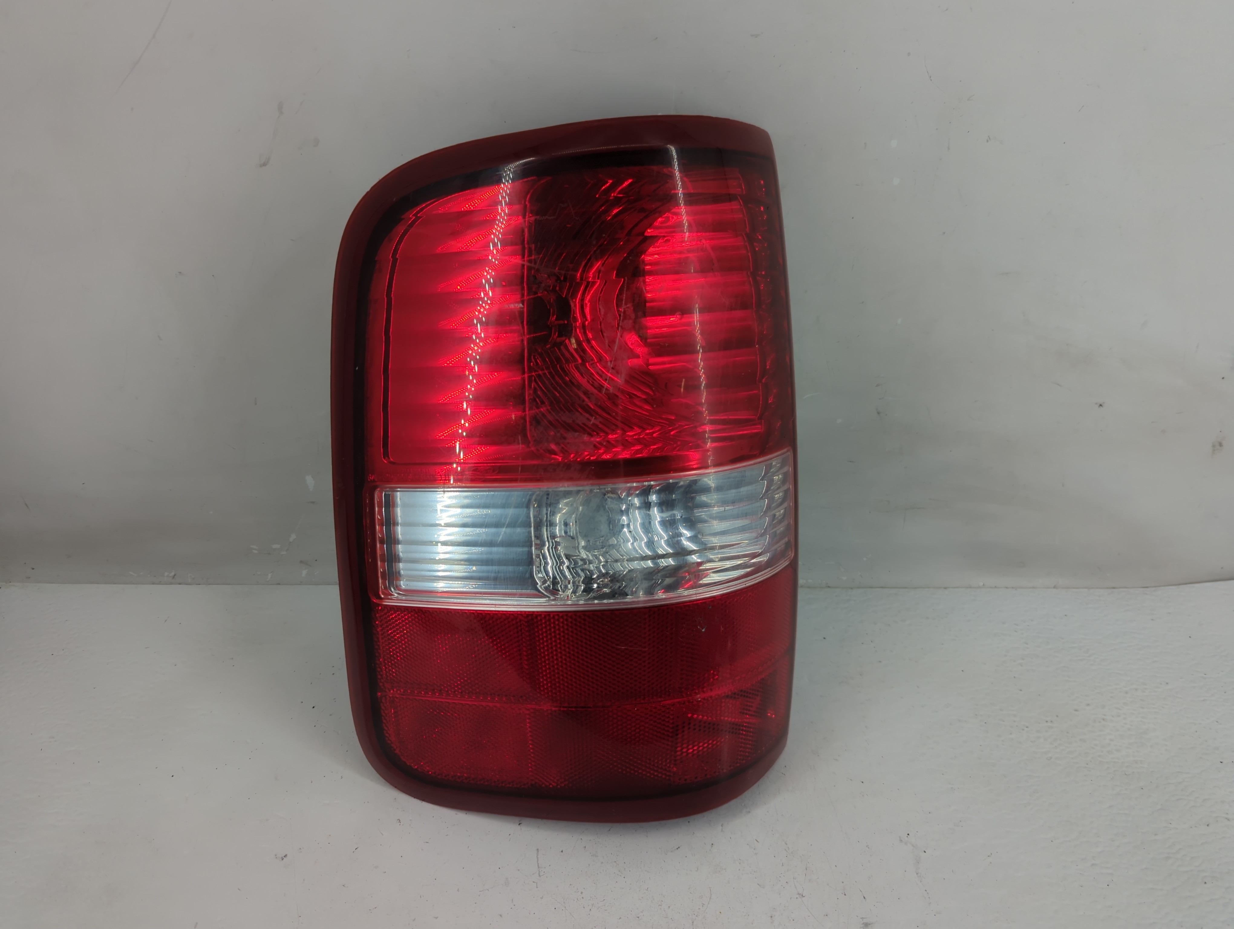 2004-2008 Ford F-150 Driver Left Side Tail Light Taillight Oem 1227495 - Oemusedautoparts1.com