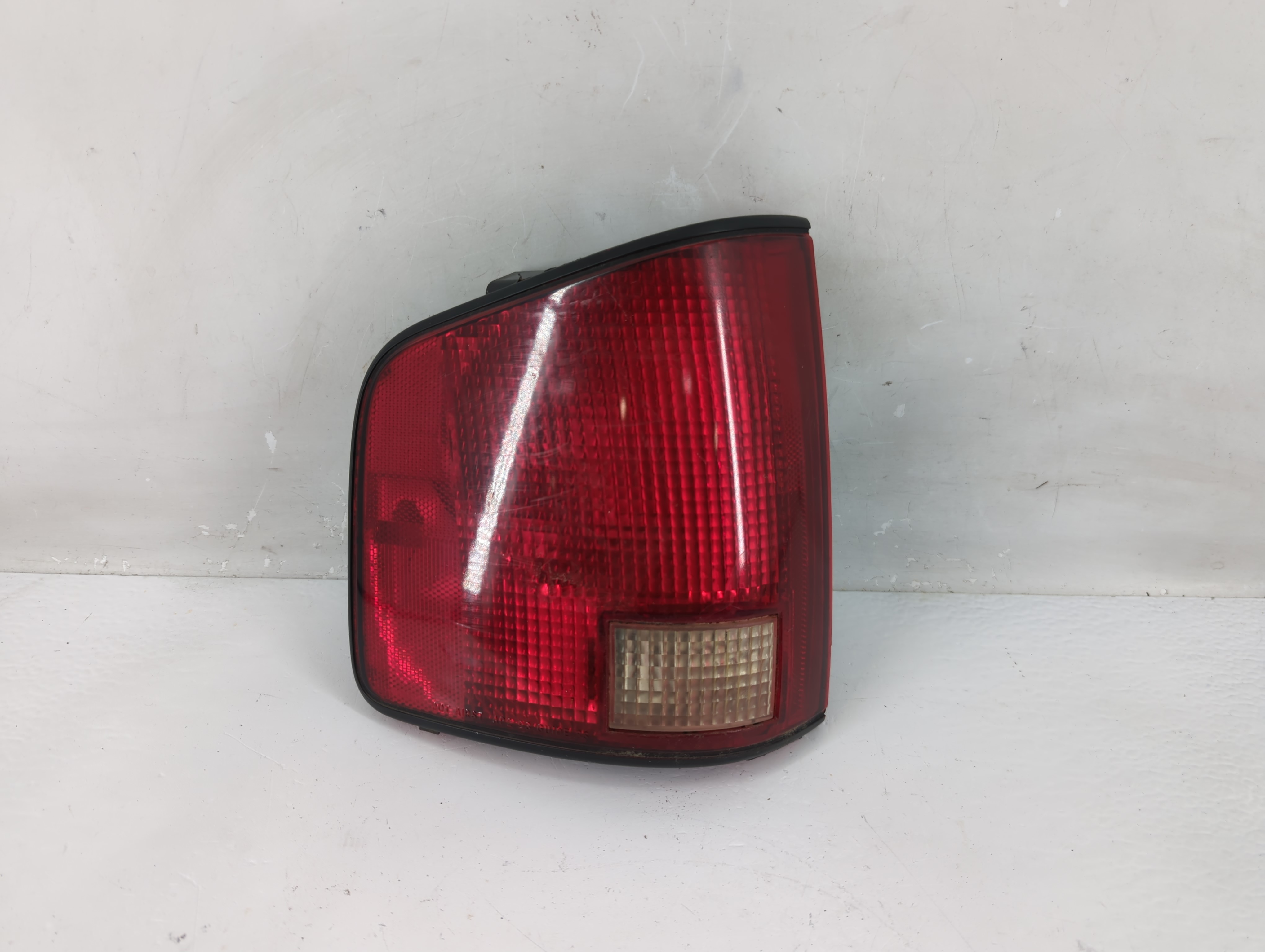 1994-2003 Chevrolet S10 Driver Left Side Tail Light Taillight Oem 1227798 - Oemusedautoparts1.com