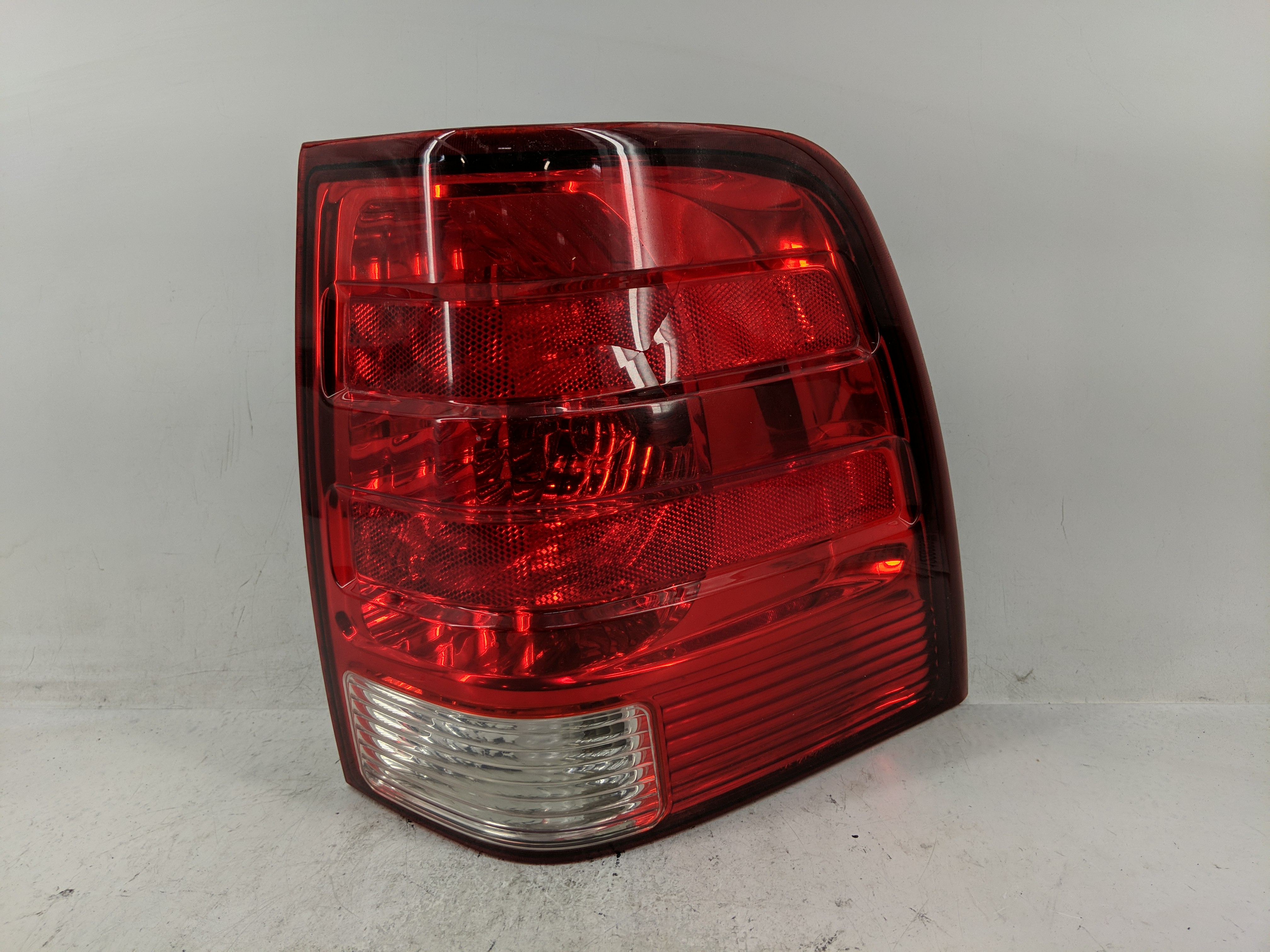 2003-2006 Ford Expedition Passenger Right Side Tail Light Taillight Oem 1227899 - Oemusedautoparts1.com