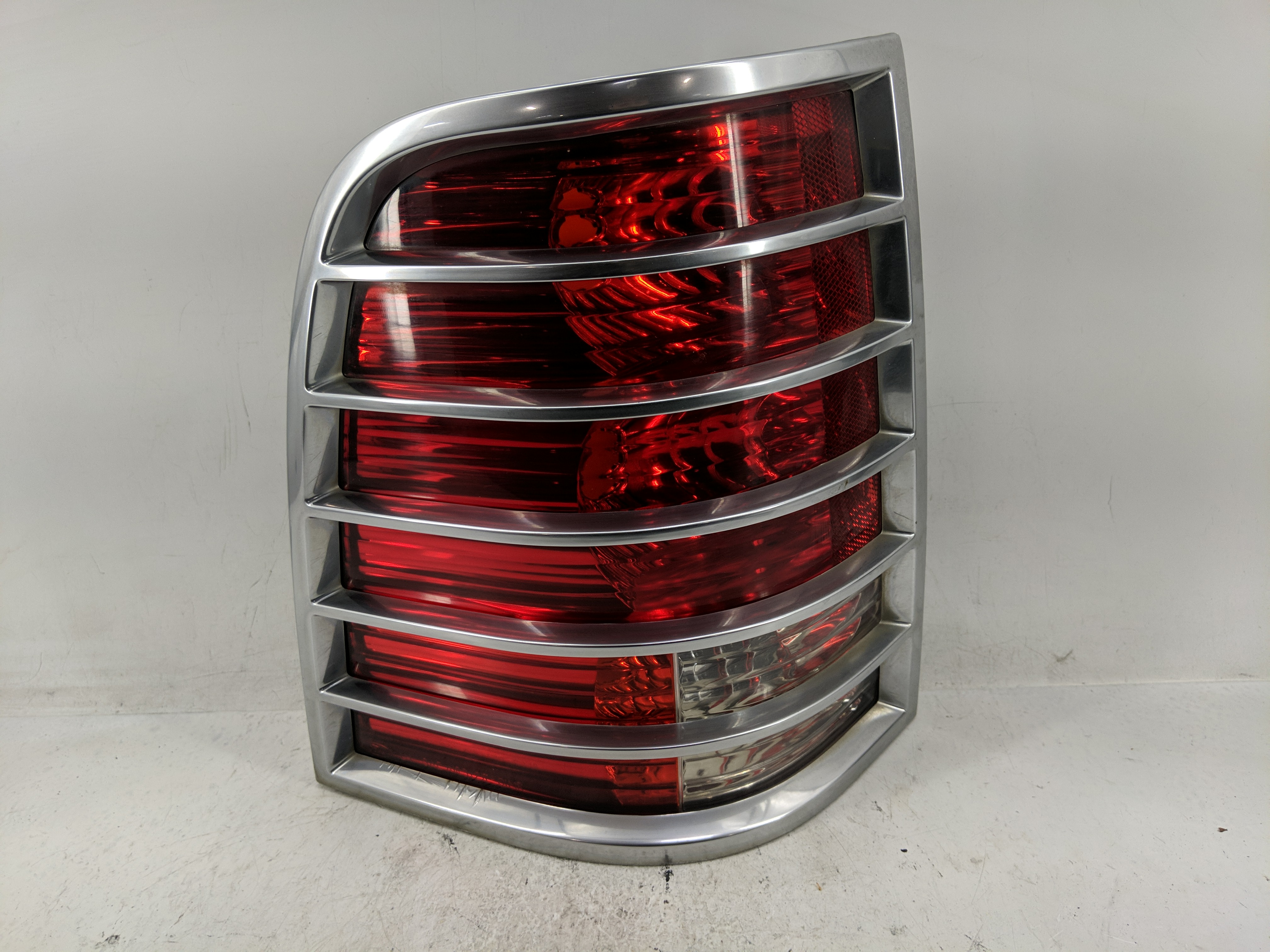 2002-2005 Mercury Mountaineer Driver Left Side Tail Light Taillight Oem 1227914 - Oemusedautoparts1.com
