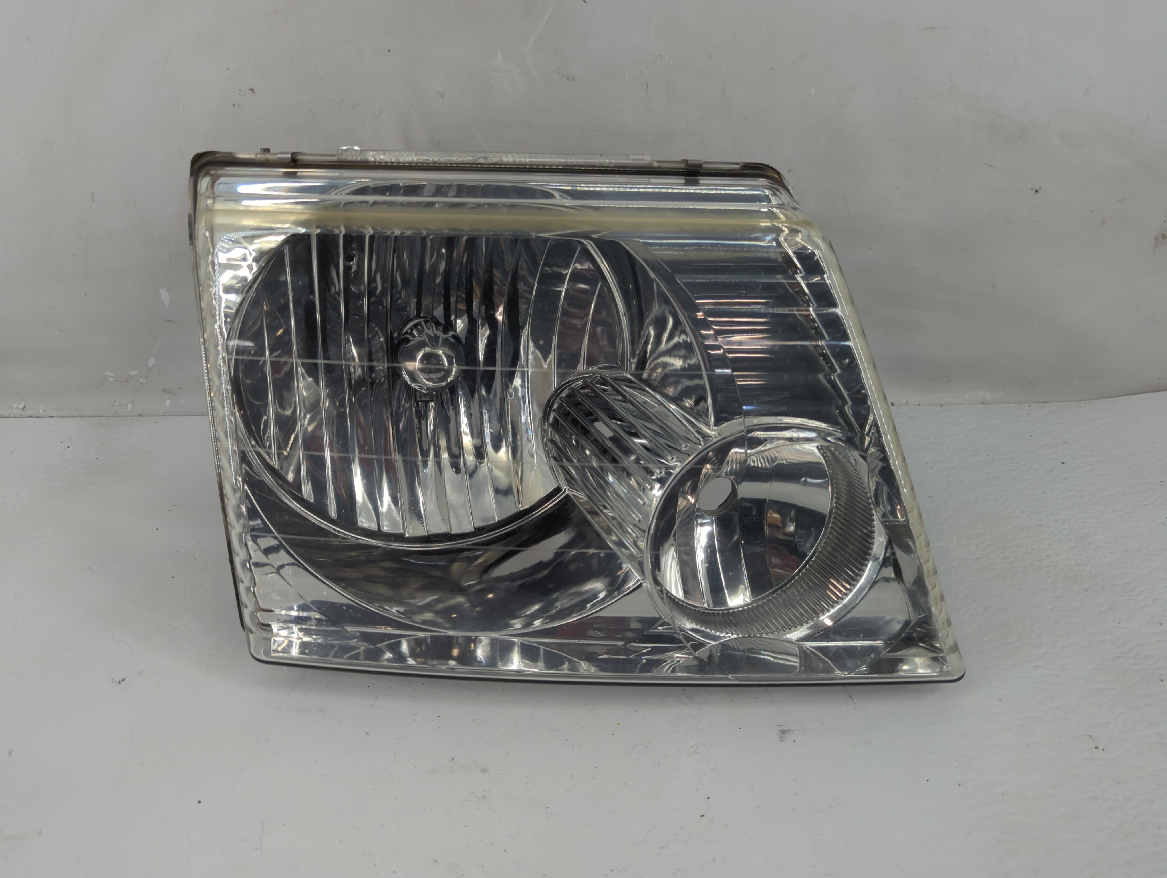 2002-2005 Ford Explorer Passenger Right Oem Head Light Headlight Lamp 1228168 - Oemusedautoparts1.com