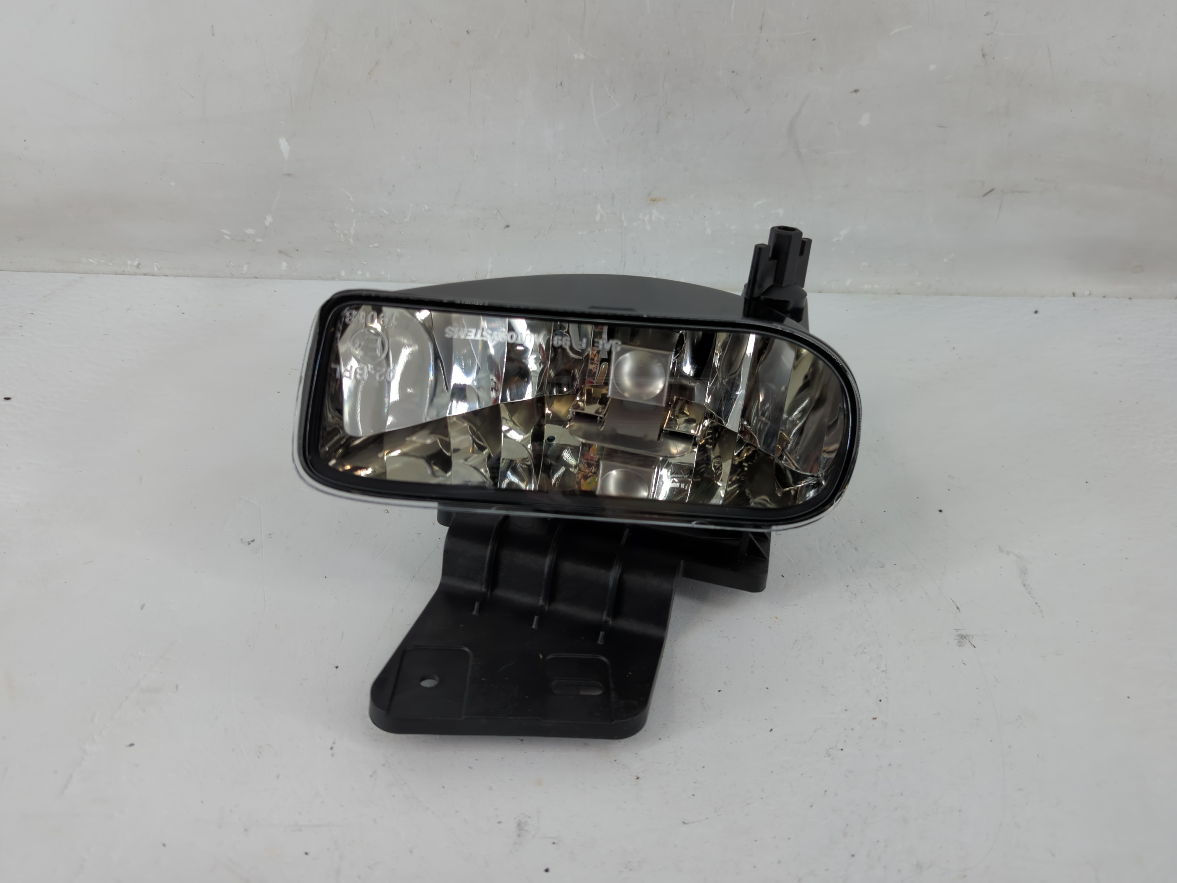2002-2006 Chevrolet Suburban 1500 Driver Left Oem Fog Light Lamp 1228186 - Oemusedautoparts1.com