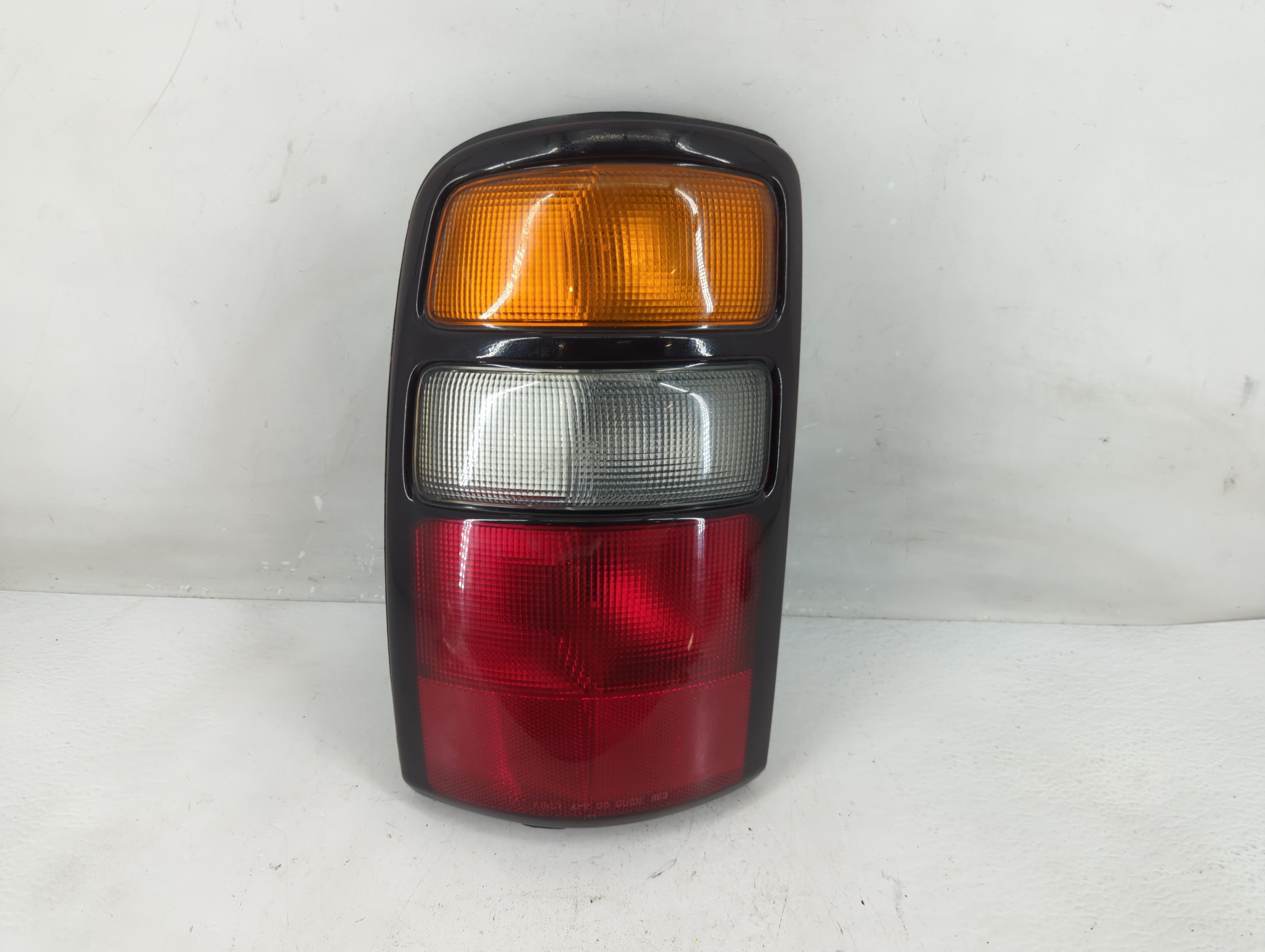 2004-2006 Gmc Yukon Xl 1500 Driver Left Side Tail Light Taillight Oem 1228192 - Oemusedautoparts1.com