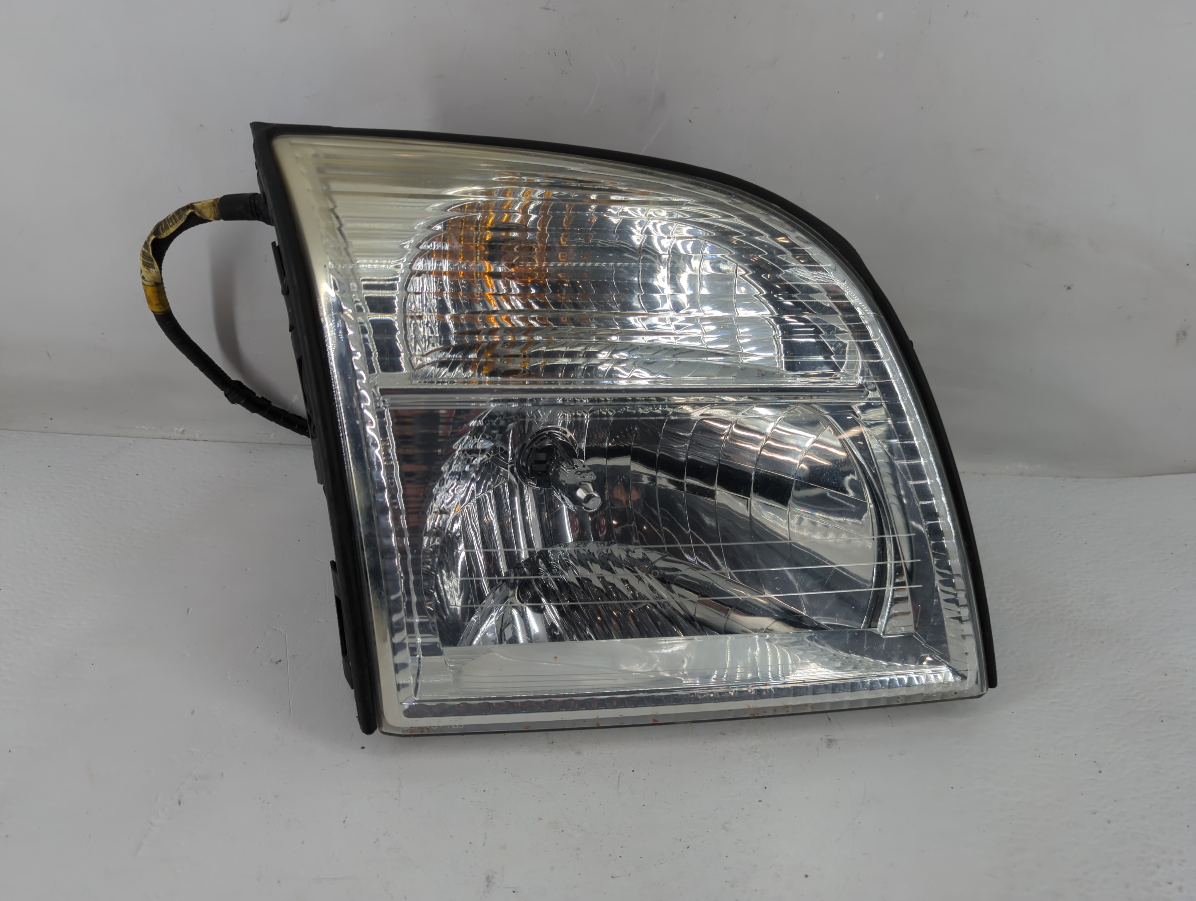 Picture of 2002 Mercury Mountaineer Passenger Right Oem Head Light Headlight Lamp 1228234