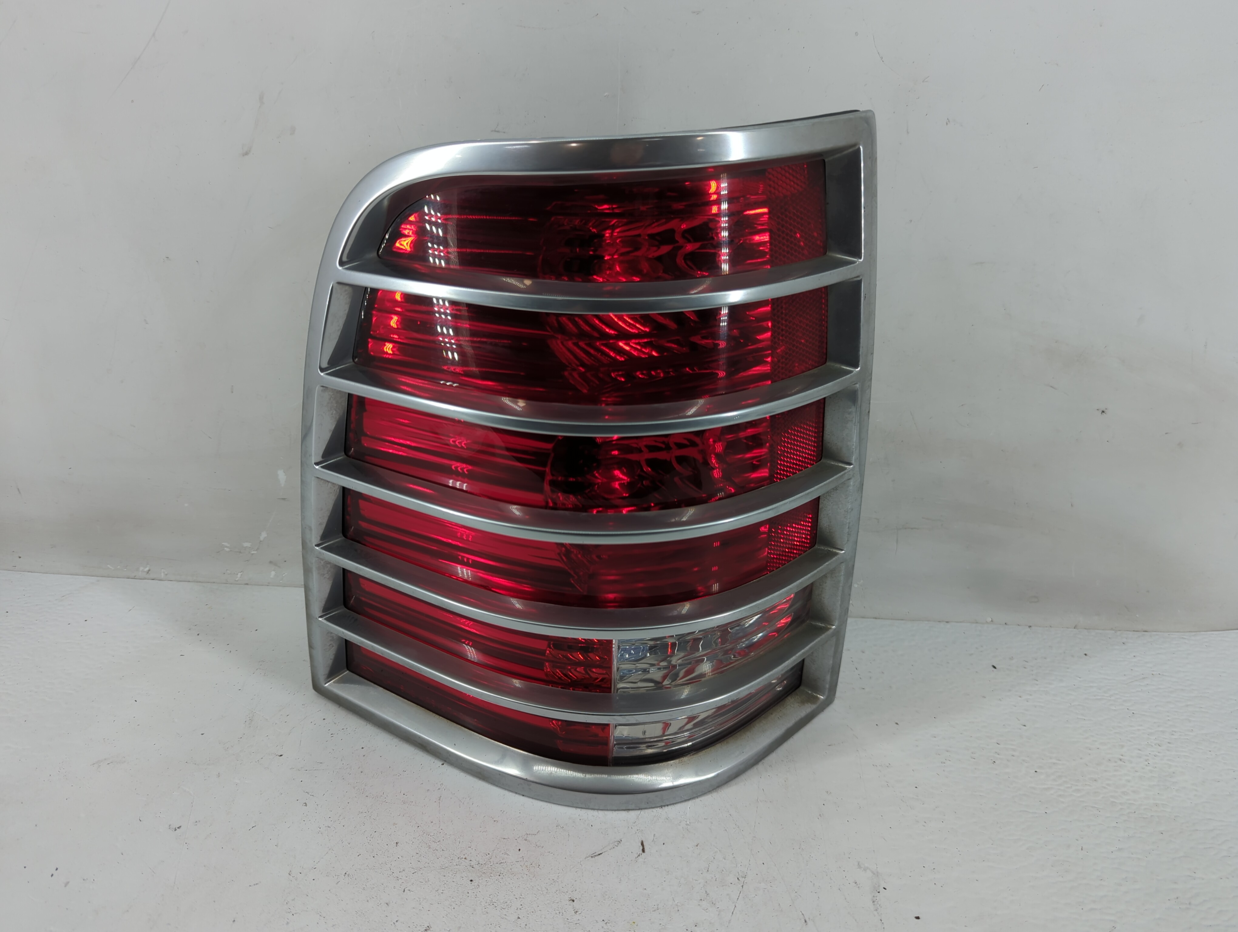 2002-2005 Mercury Mountaineer Driver Left Side Tail Light Taillight Oem 1228321 - Oemusedautoparts1.com