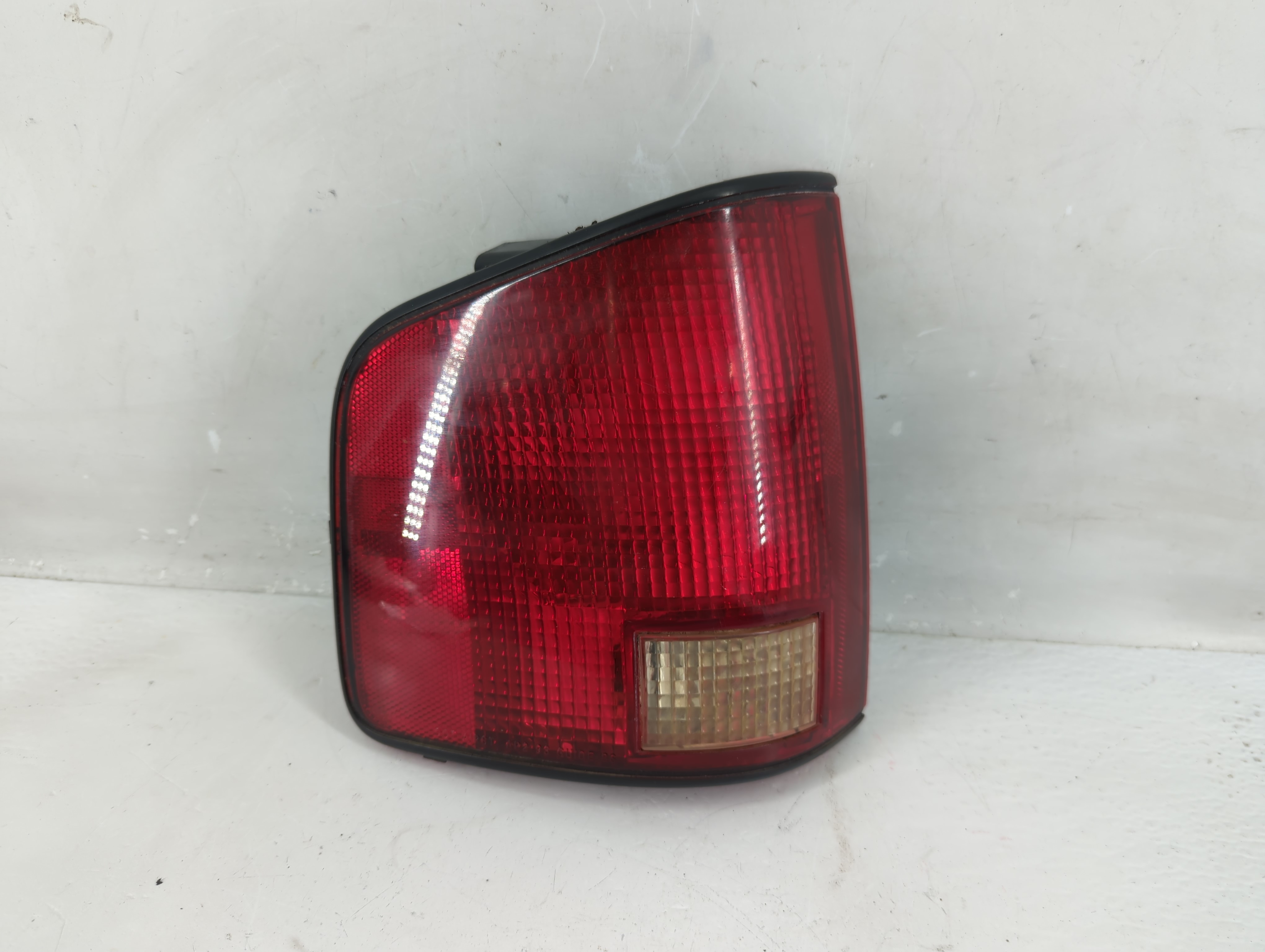 1994-2003 Chevrolet S10 Driver Left Side Tail Light Taillight Oem 1228983 - Oemusedautoparts1.com