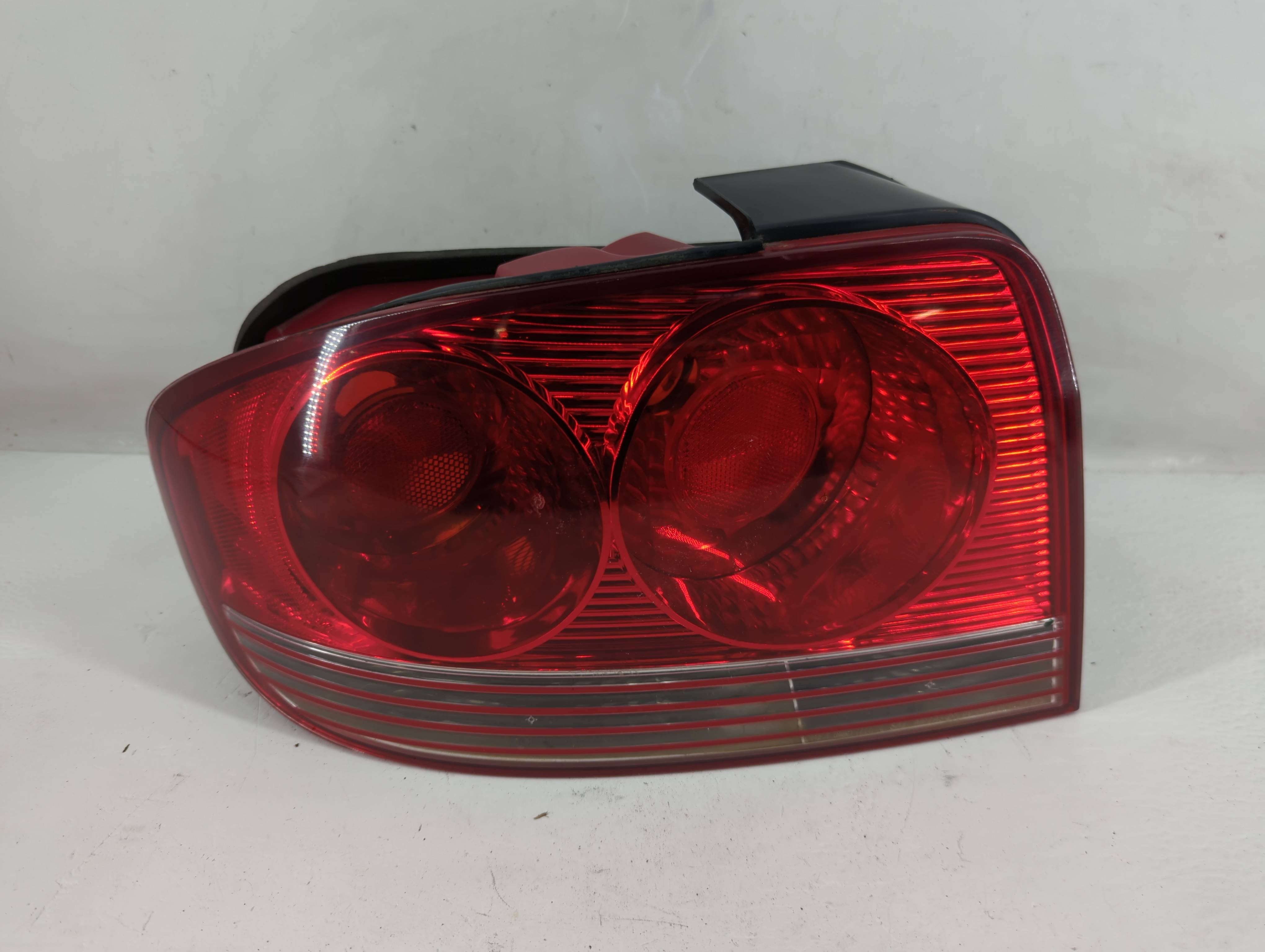 Picture of 2002-2005 Hyundai Sonata Driver Left Side Tail Light Taillight Oem 1229210