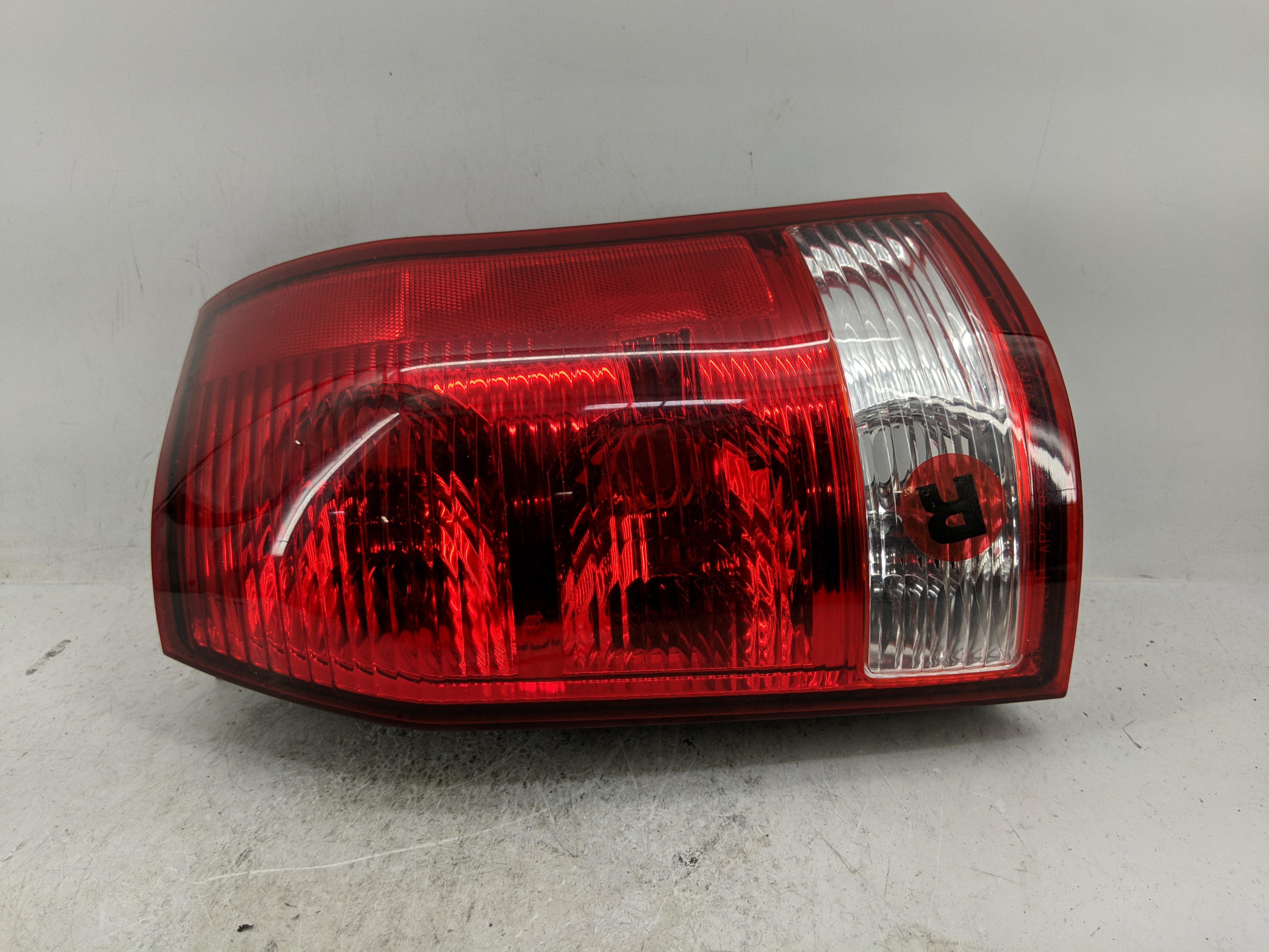 2004-2007 Saturn Vue Passenger Right Side Tail Light Taillight Oem 1229460 - Oemusedautoparts1.com