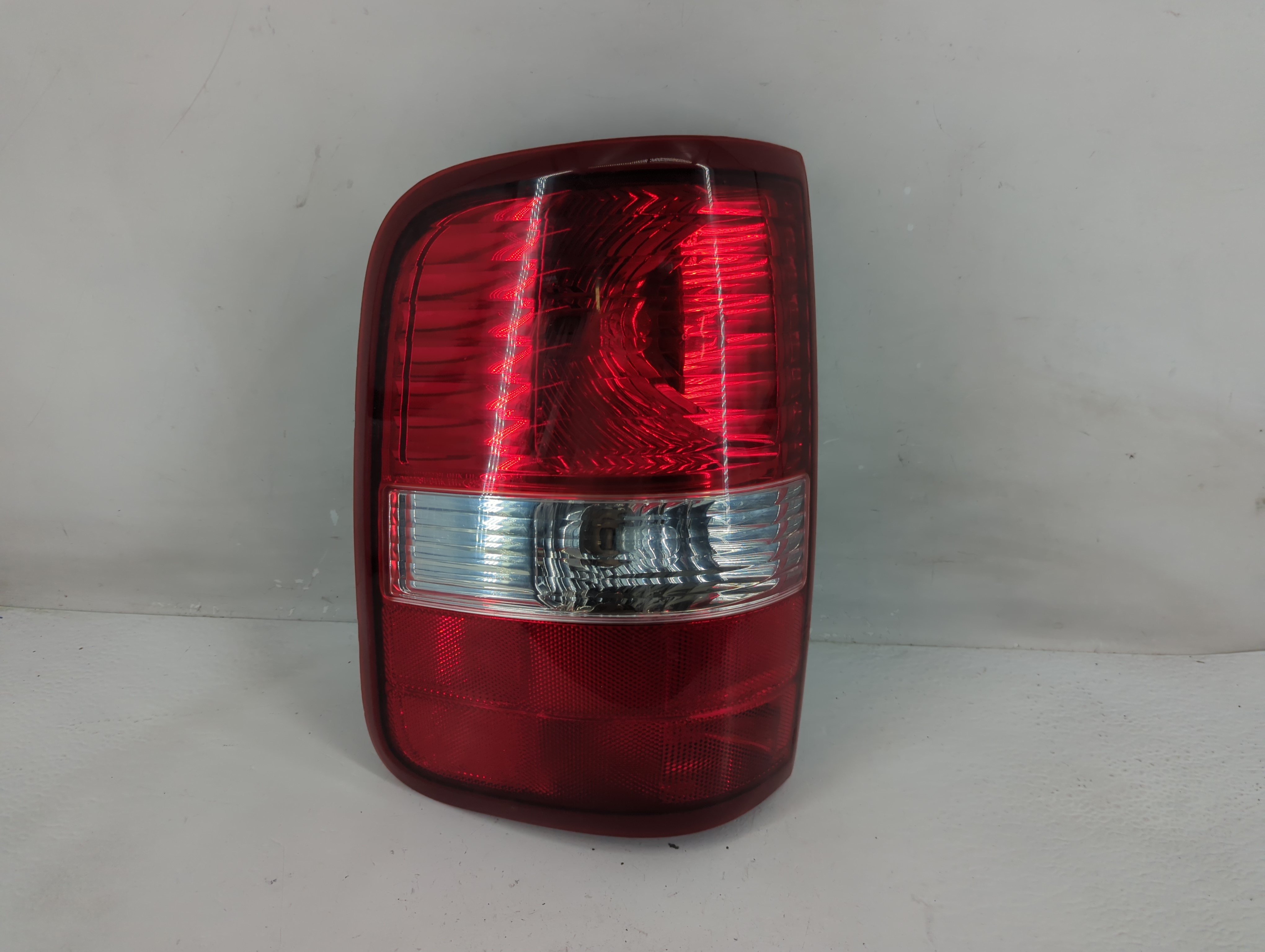 Picture of 2004-2008 Ford F-150 Driver Left Side Tail Light Taillight Oem 1229690