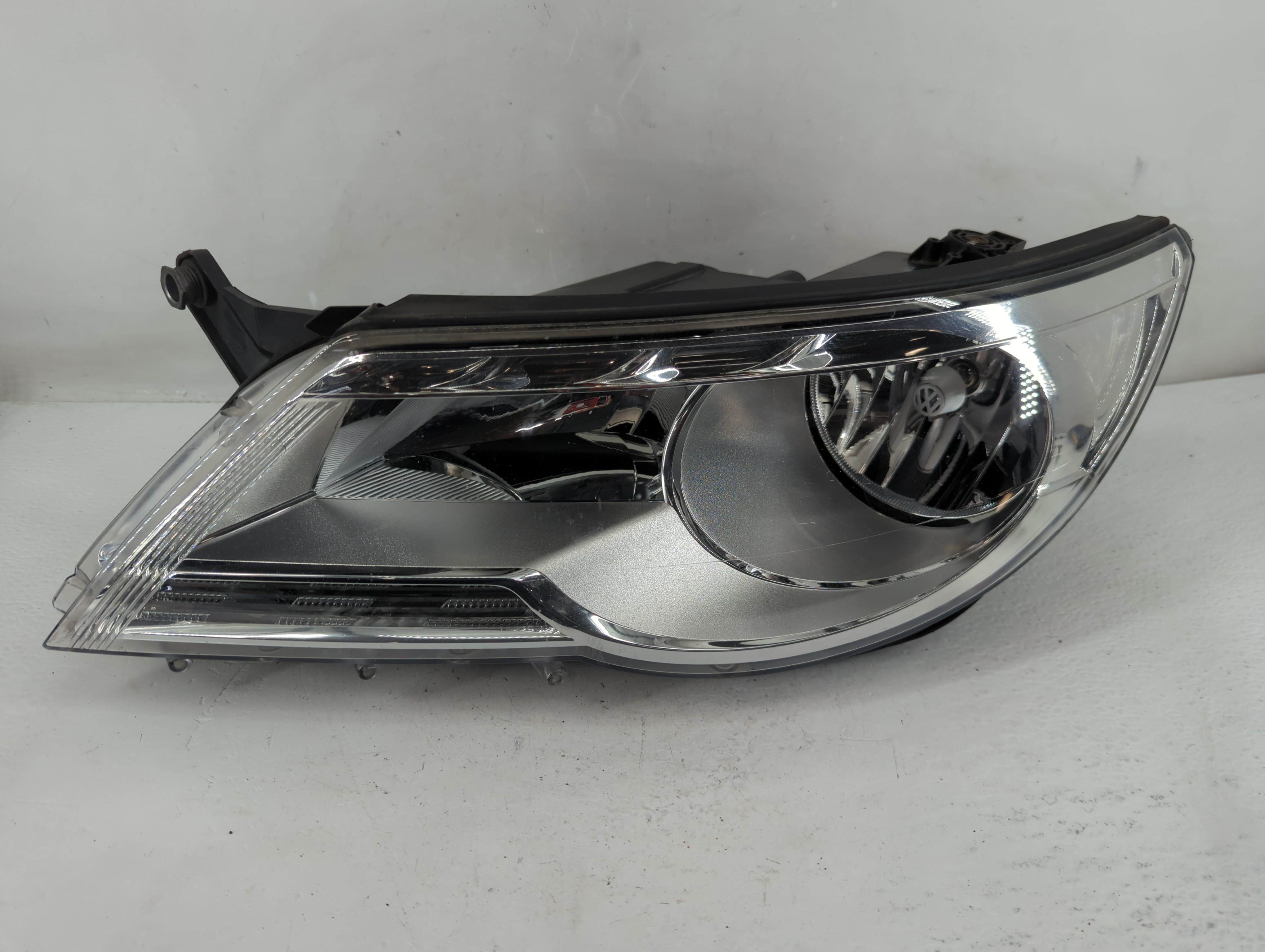 Picture of 2009-2011 Volkswagen Tiguan Driver Left Oem Head Light Headlight Lamp 1230341