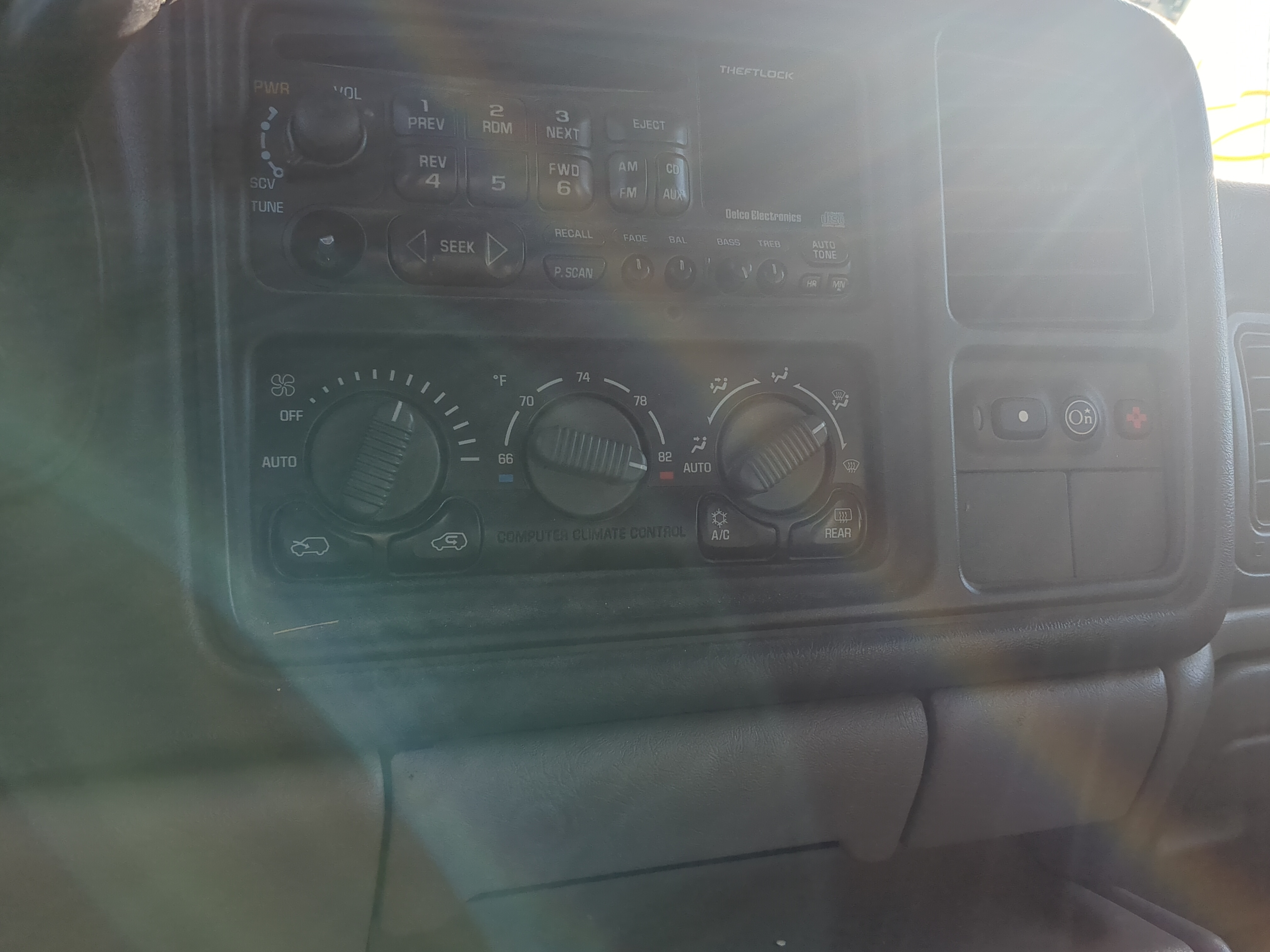 2000-2002 Chevrolet Suburban 1500 Ac Heater Climate Control 1232427 - Oemusedautoparts1.com