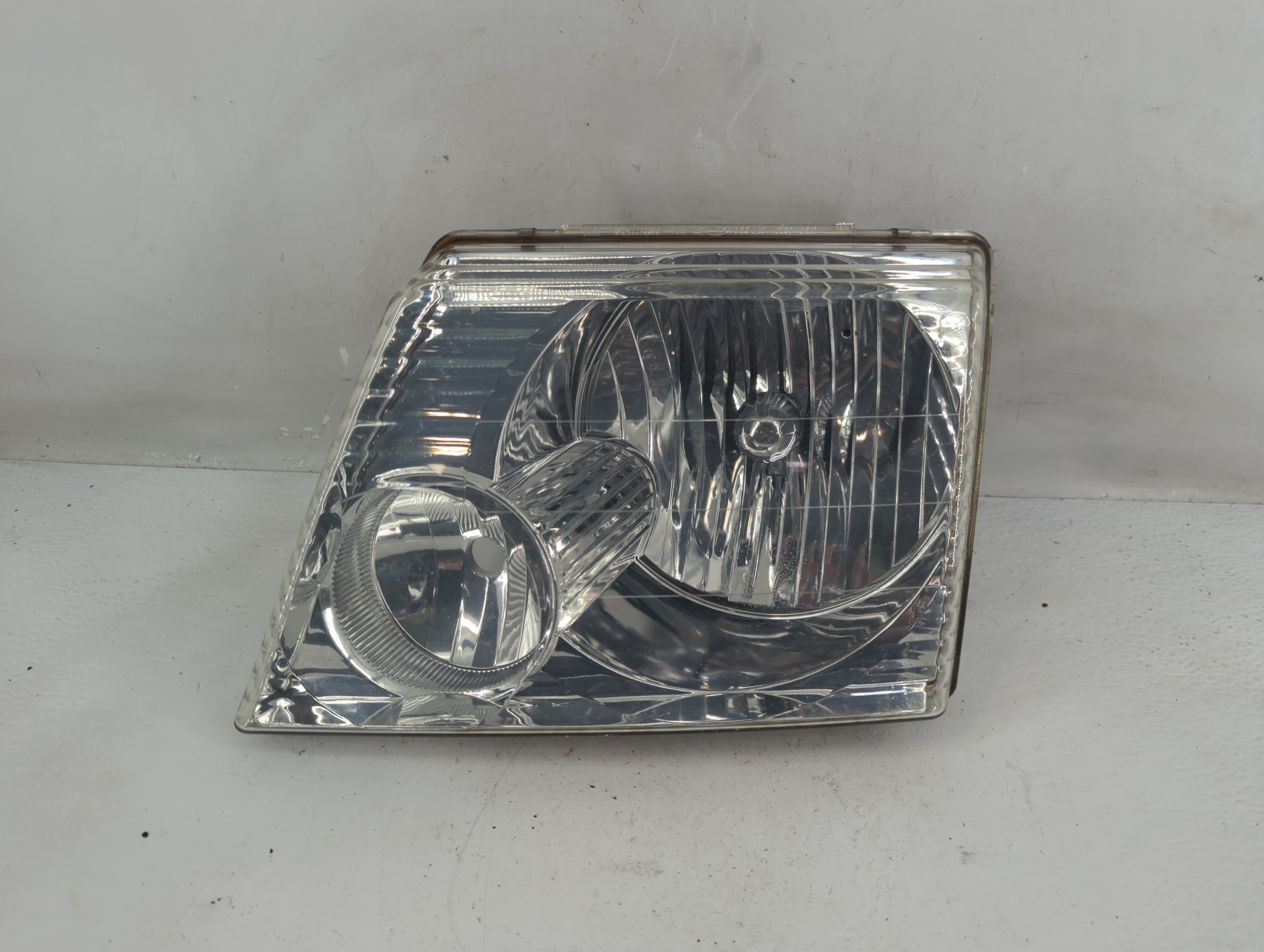 Picture of 2002-2005 Ford Explorer Driver Left Oem Head Light Headlight Lamp 1233571