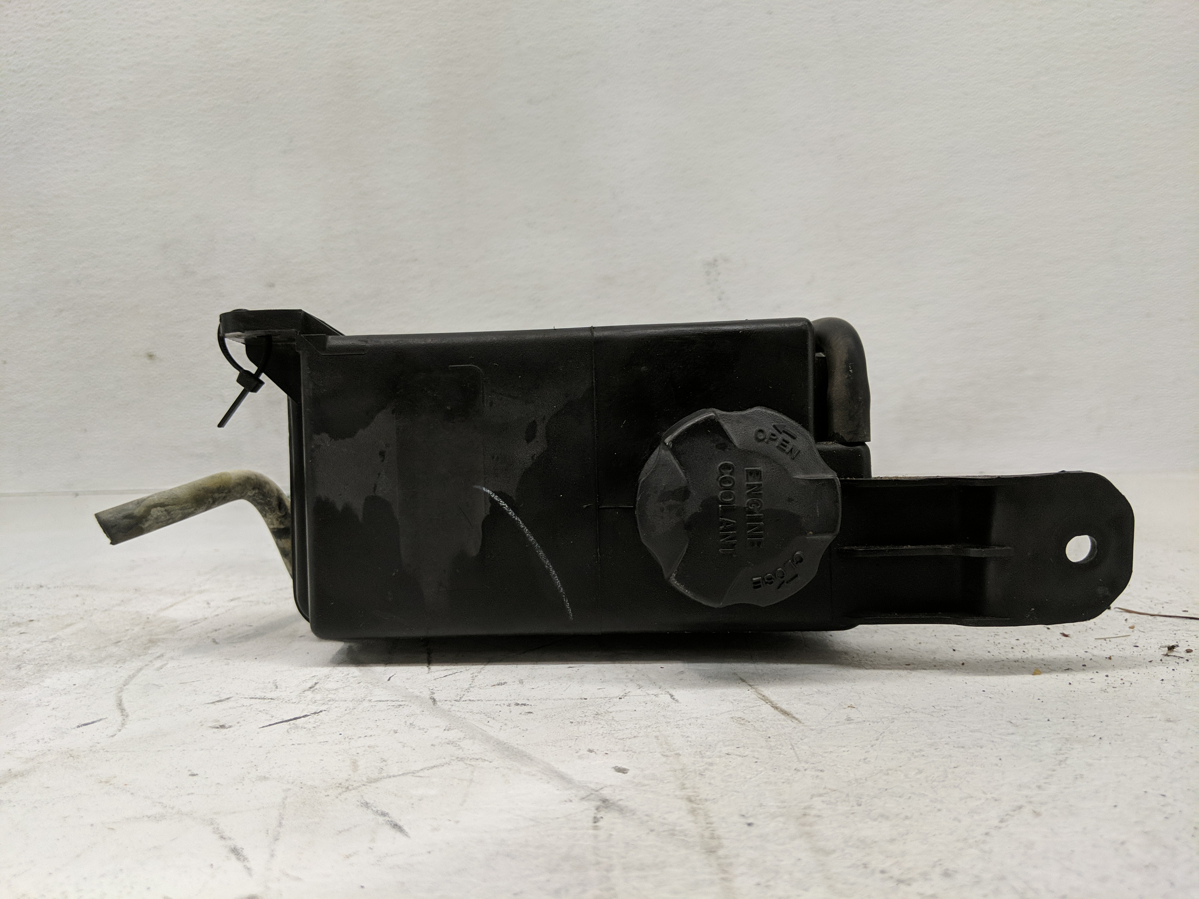 2011-2013 Kia Sorento Radiator Coolant Overflow Expansion Tank Bottle 1235653 - Oemusedautoparts1.com