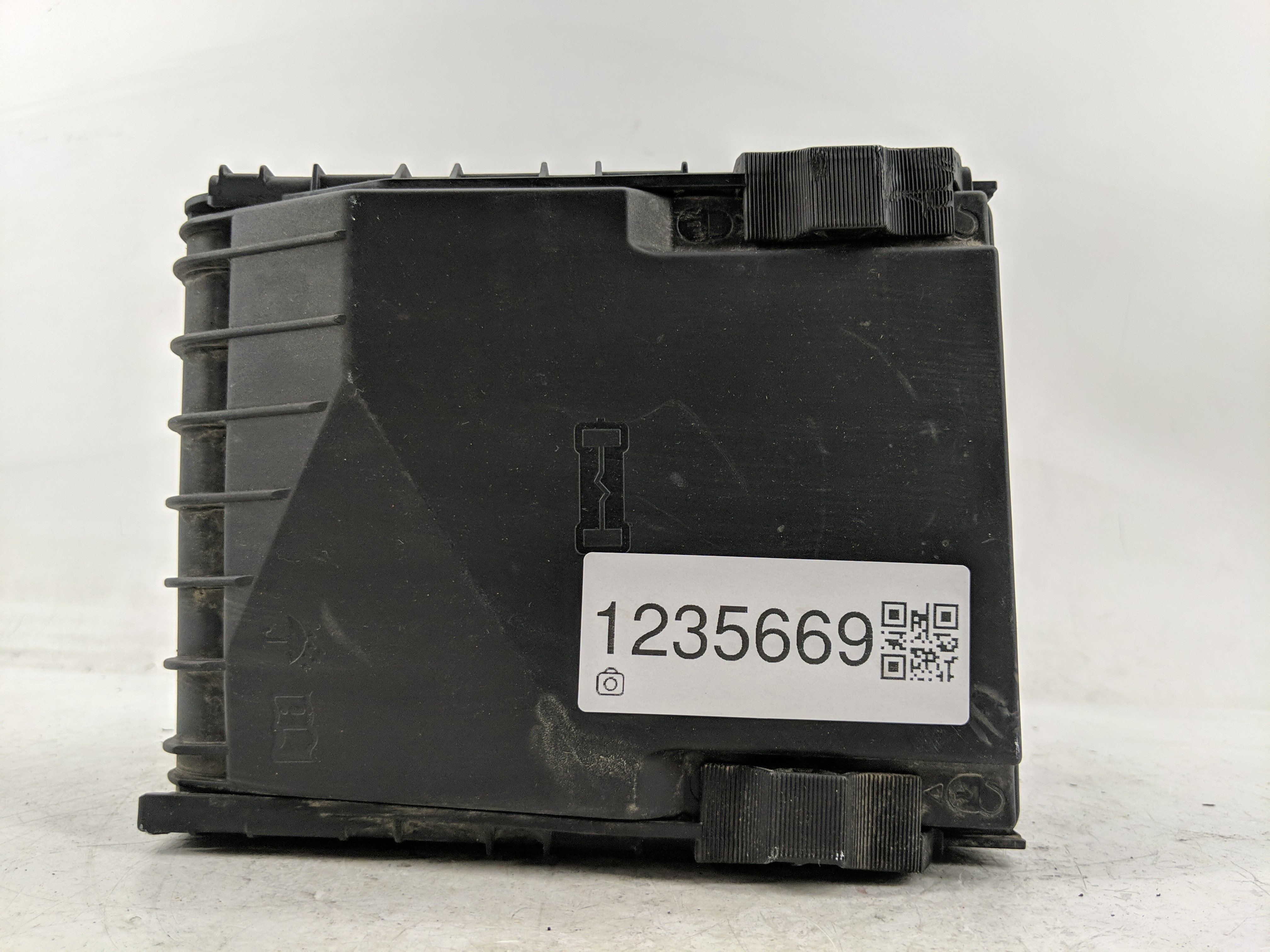 Picture of 2009-2011 Volkswagen Tiguan Fusebox Fuse Box Relay Module 1235669