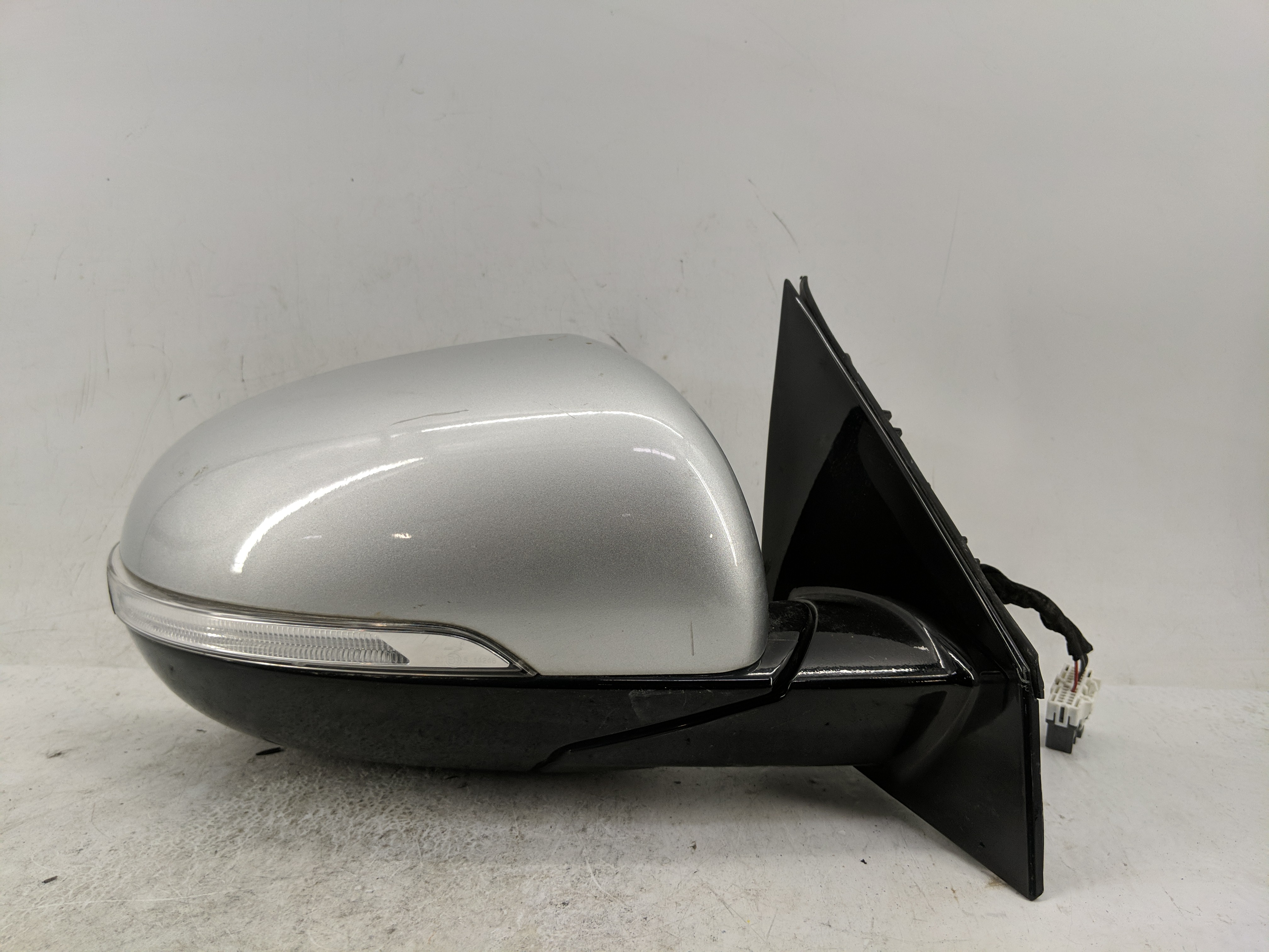 2016-2020 Kia Sorento Passenger Right Side View Power Door Mirror Silver 1235742 - Oemusedautoparts1.com