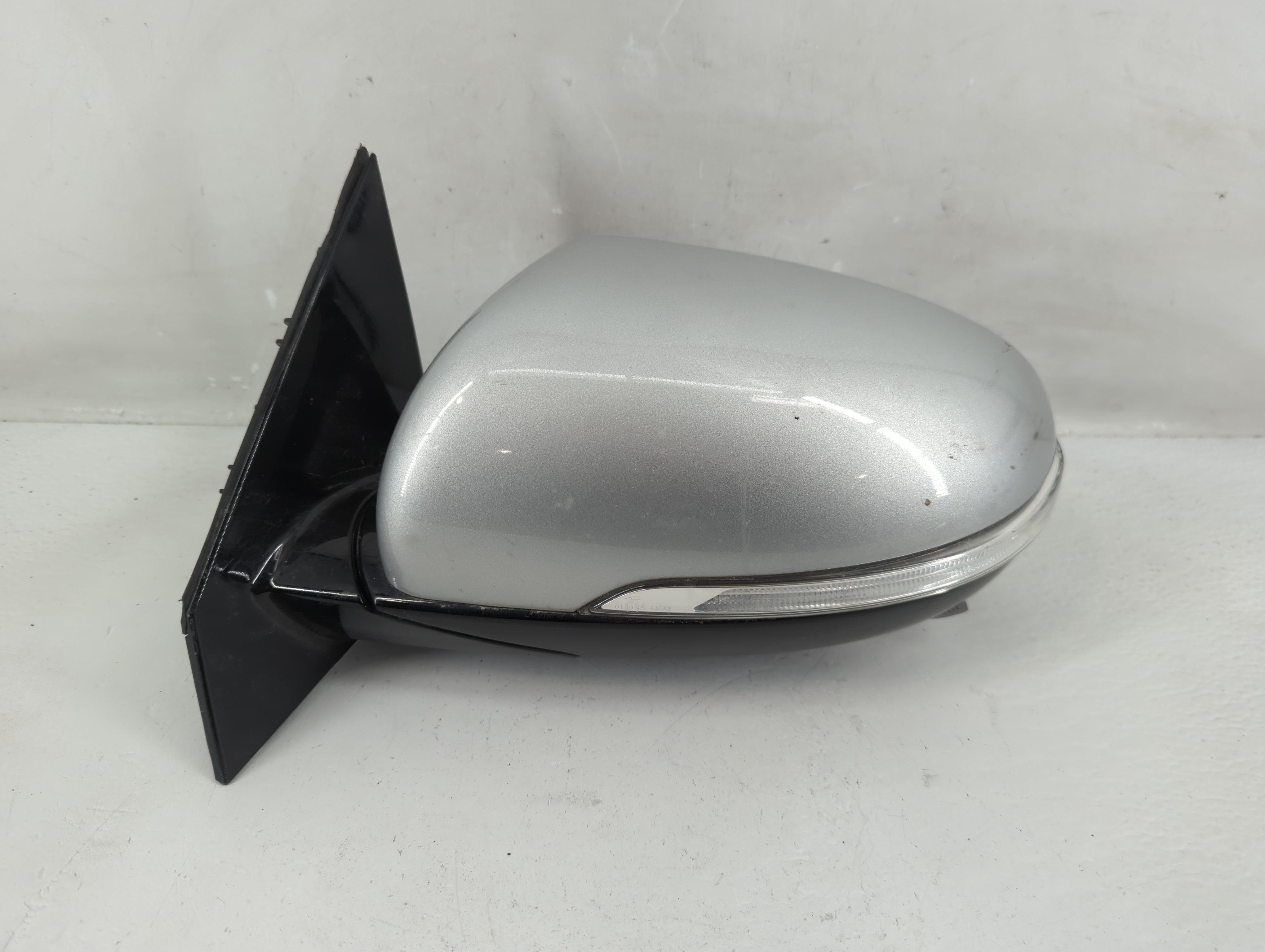 2016-2020 Kia Sorento Driver Left Side View Power Door Mirror Silver 1235771 - Oemusedautoparts1.com