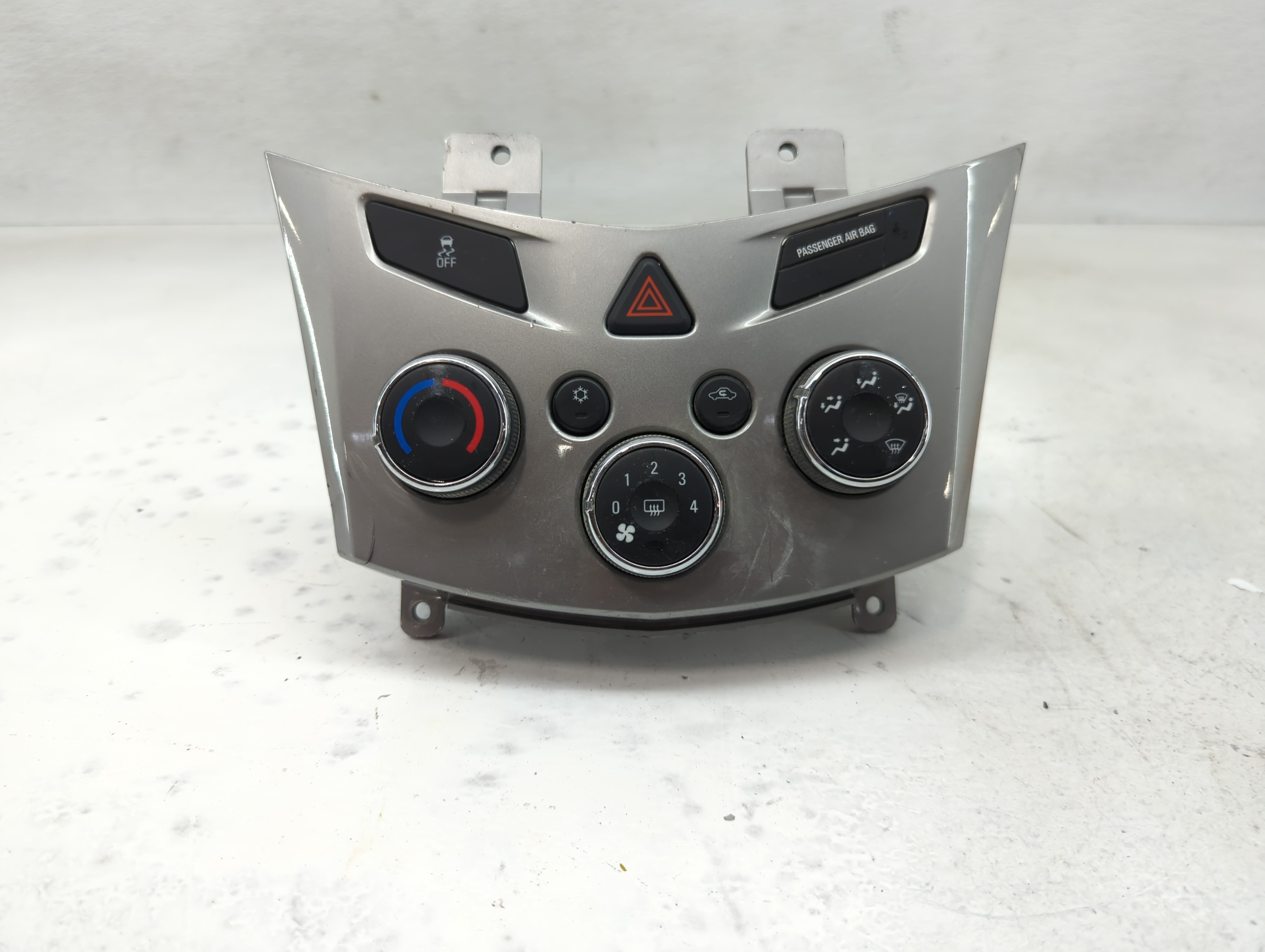 2015-2015 Chevrolet Trax Ac Heater Roof Climate Control 94786520 1240977 - Oemusedautoparts1.com