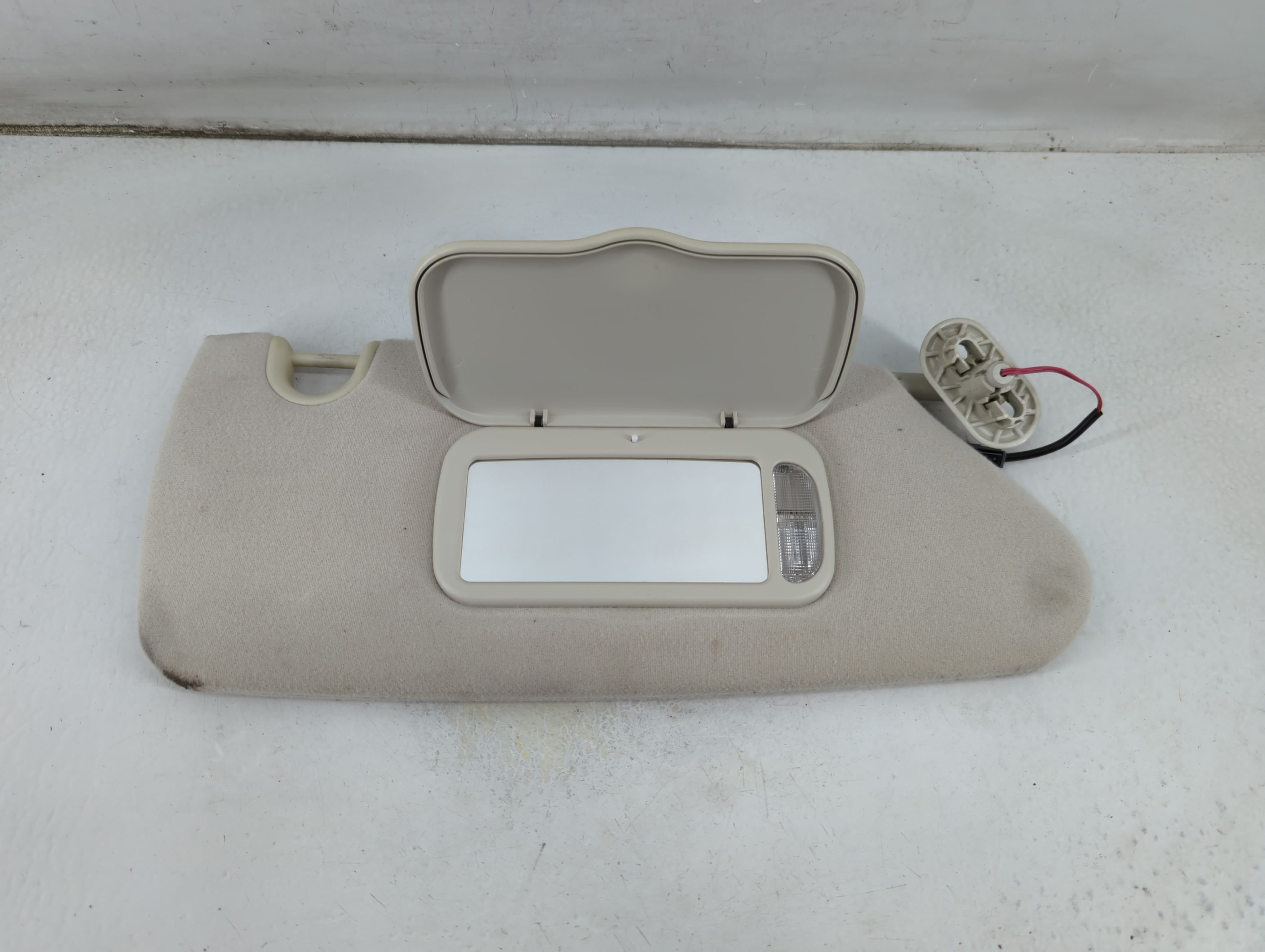 2004-2006 Chrysler Pacifica Driver Sun Visor Mirror Left Sunvisor Beige 68230 - Oemusedautoparts1.com