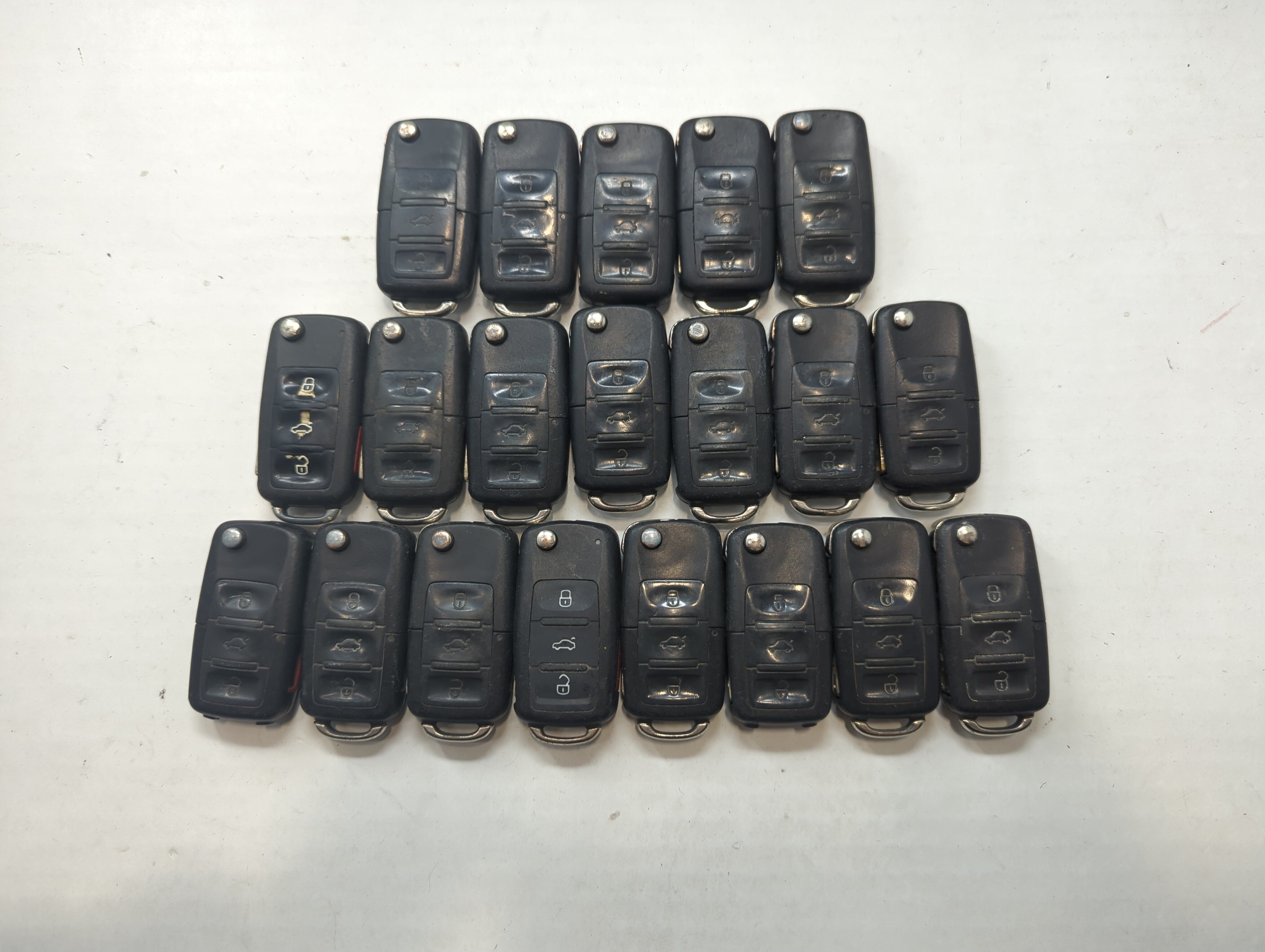 Lot of 20 Volkswagen Keyless Entry Remote Fob NBG8137T | NBG735868T 685647 - Oemusedautoparts1.com