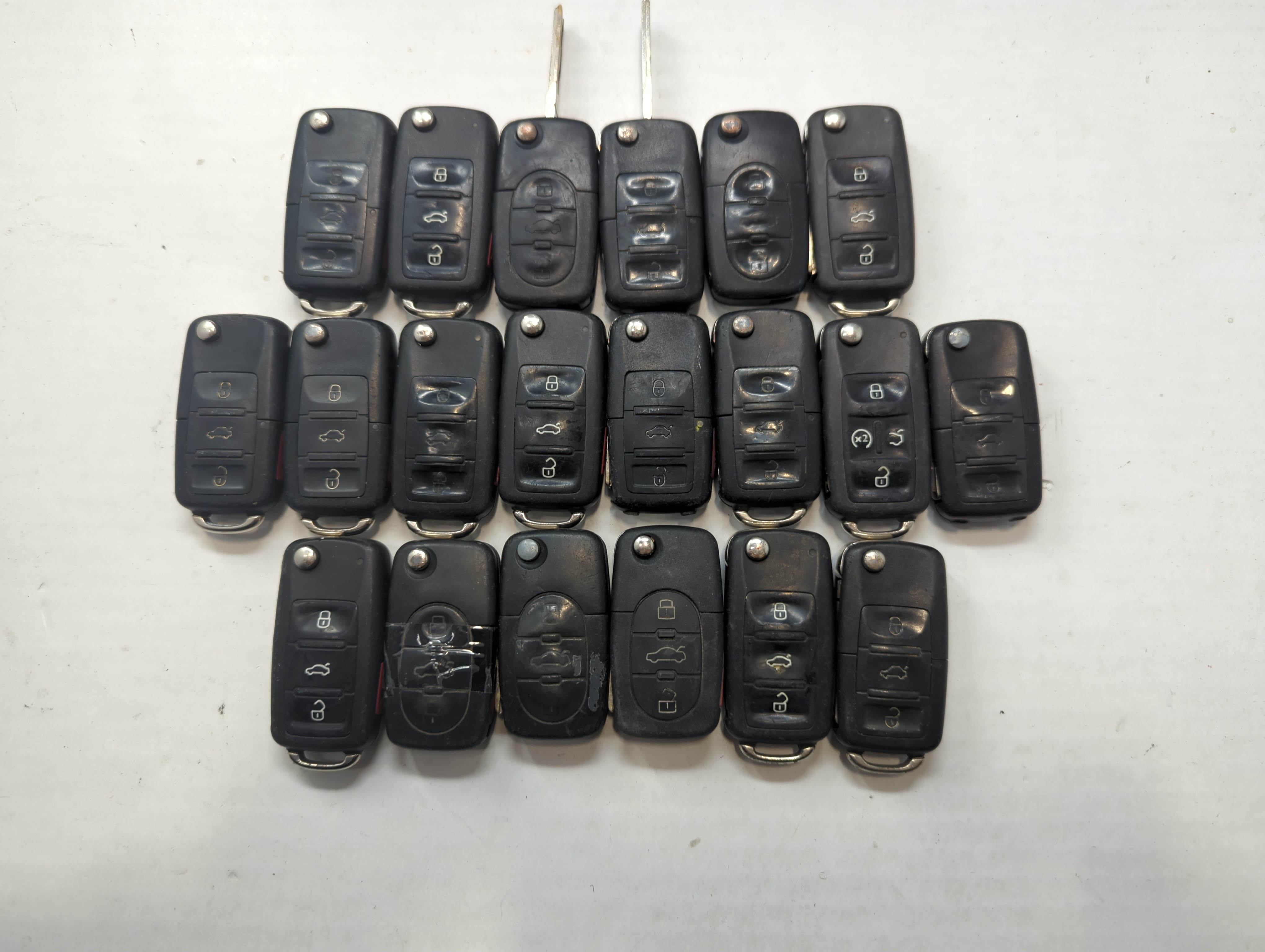 Lot of 20 Volkswagen Keyless Entry Remote Fob NBG8137T | NBG735868T 685648 - Oemusedautoparts1.com