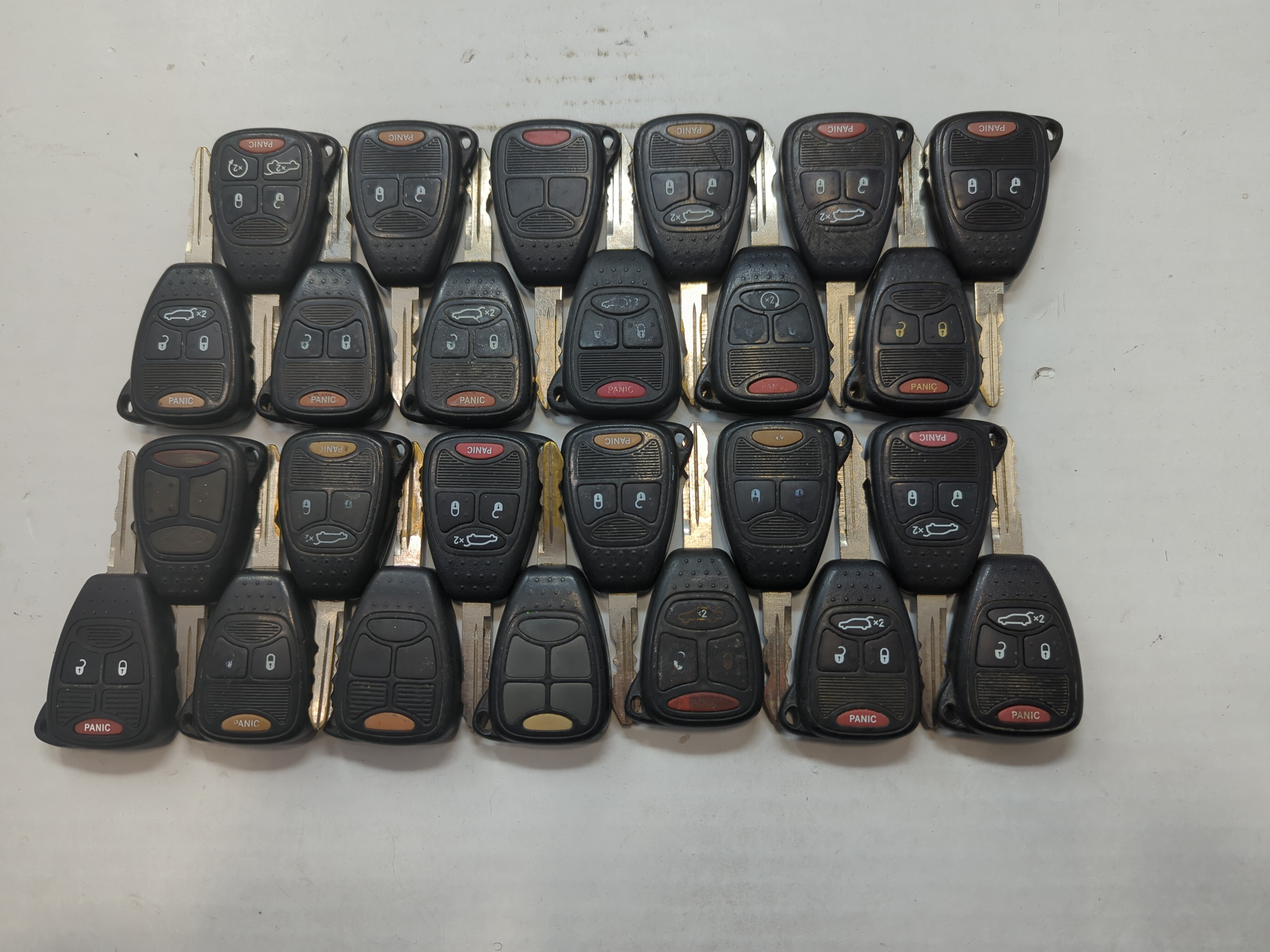 Lot of 20 Dodge Keyless Entry Remote Fob OHT692715AA | M3N5WY72XX | 685798 - Oemusedautoparts1.com