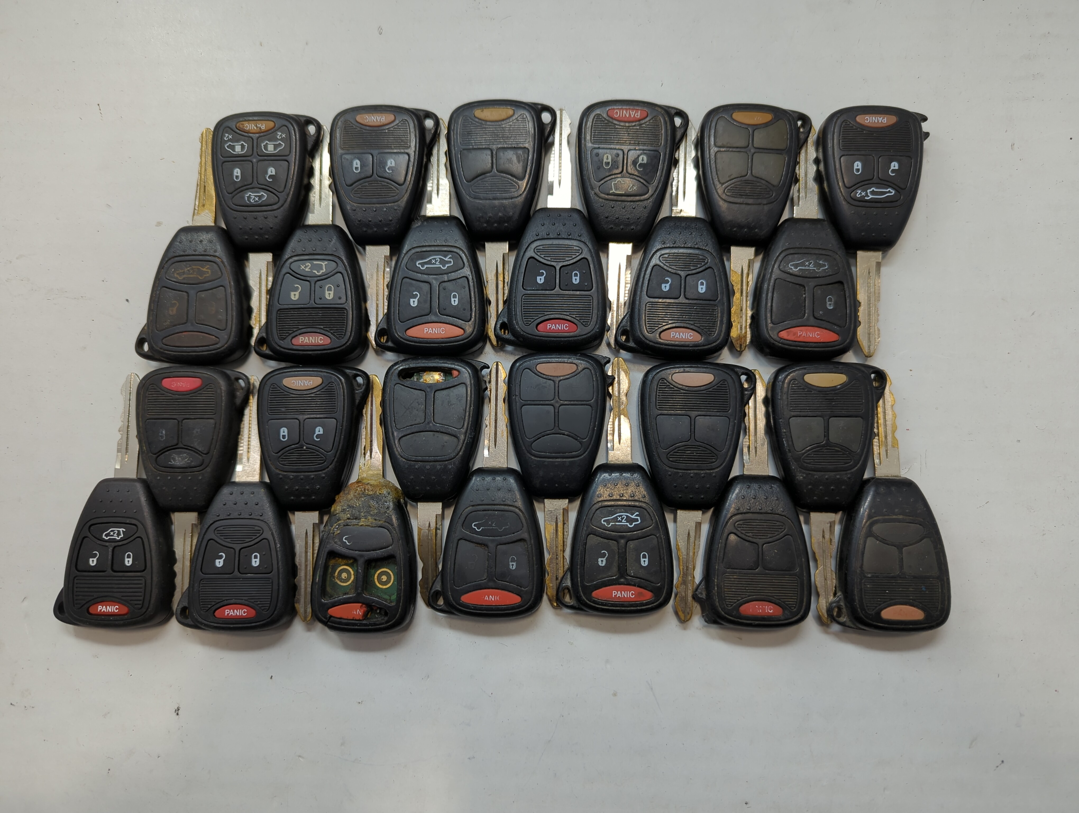 Lot of 25 Dodge Keyless Entry Remote Fob MIXED FCC IDS MIXED PART NUMBERS 721976 - Oemusedautoparts1.com