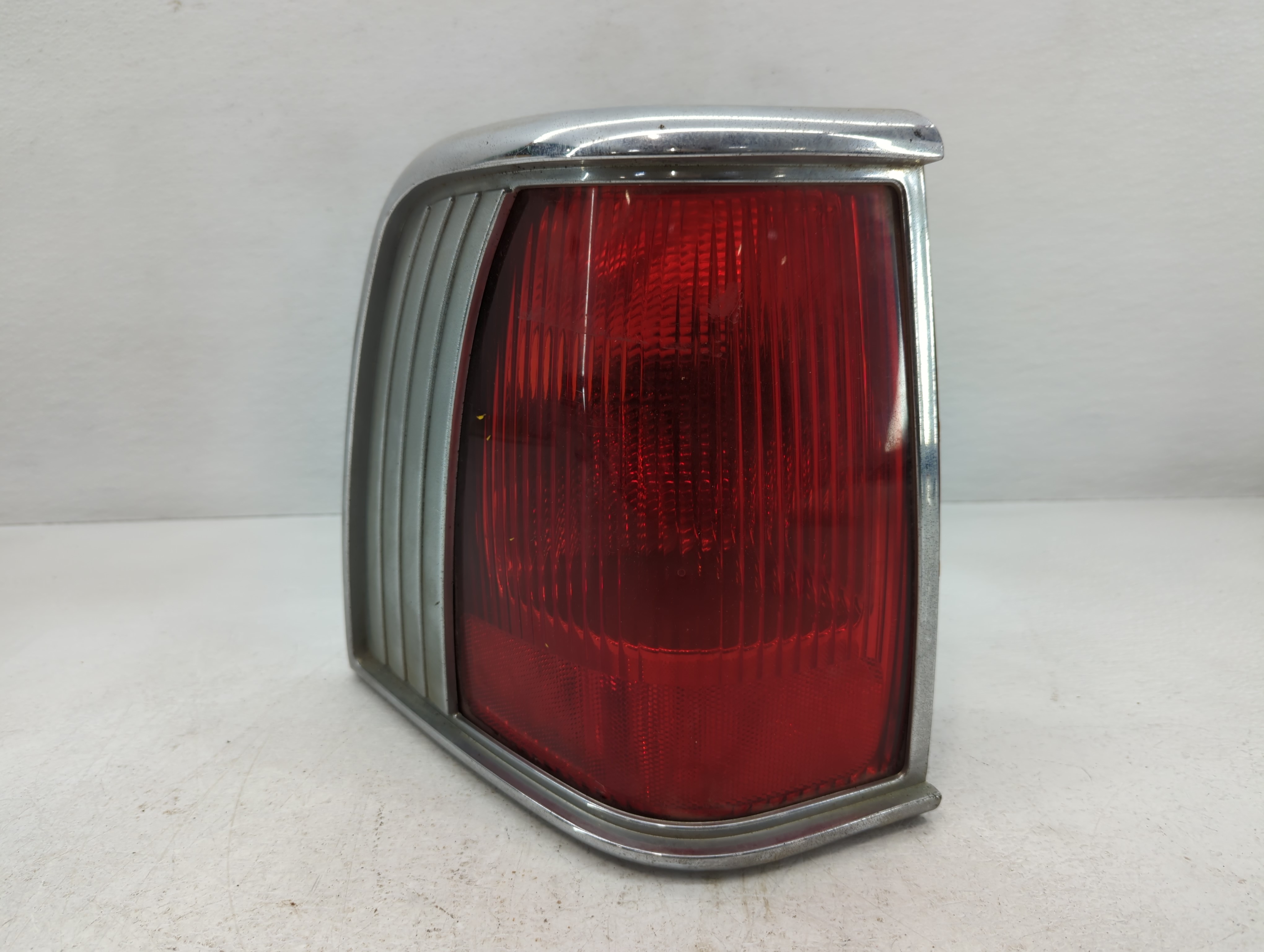 2004 Lincoln Navigator Driver Left Side Tail Light Taillight Oem 733585 - Oemusedautoparts1.com