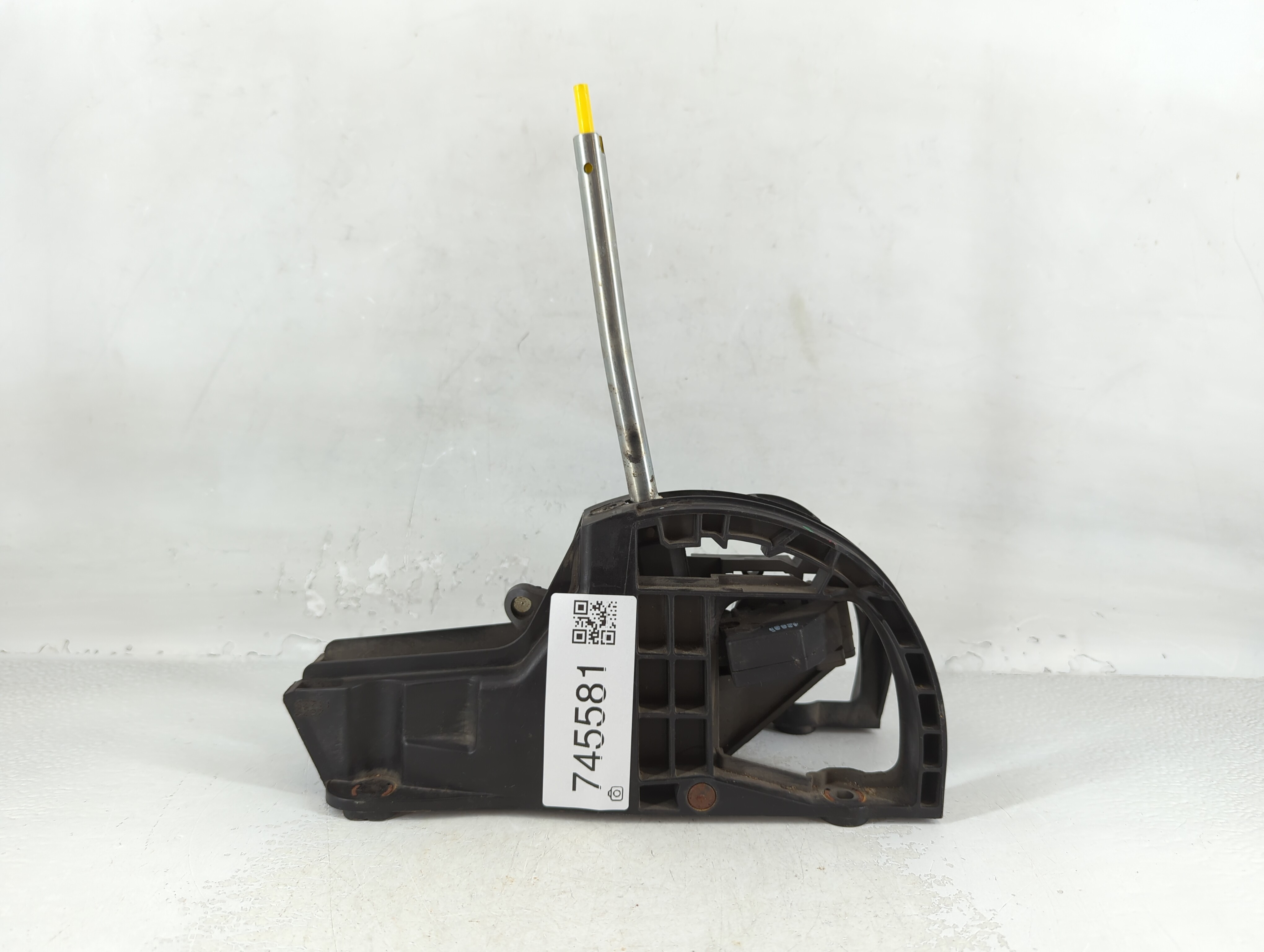 2005 Chevrolet Trailblazer Floor Console Assembly Shifter 745581 - Oemusedautoparts1.com
