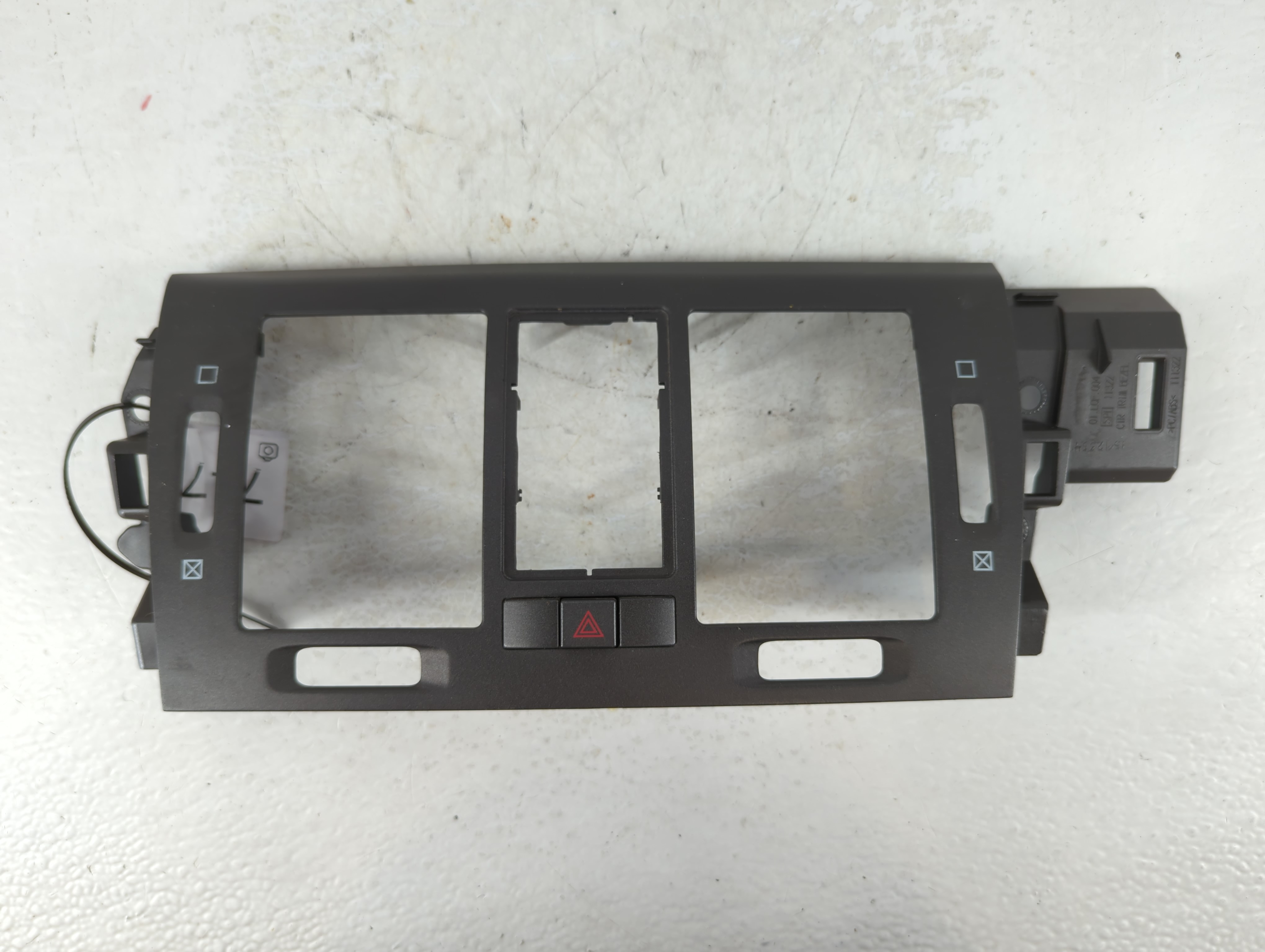 2011 Cadillac Dts Radio Climate Panel Bezel 747238 - Oemusedautoparts1.com