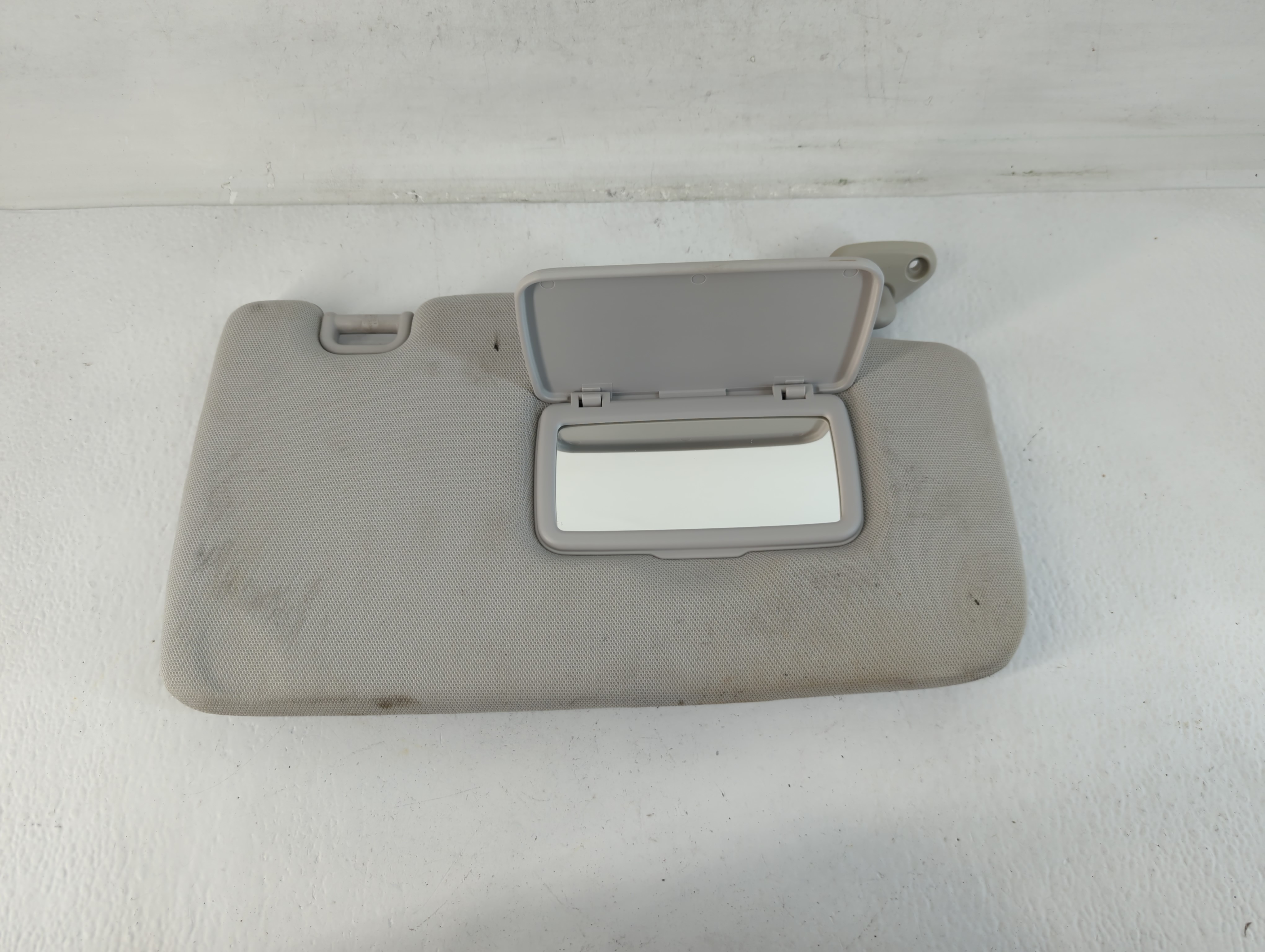 2014 Subaru Forester Passenger Sun Visor Mirror Right Sunvisor Grey 749498 - Oemusedautoparts1.com