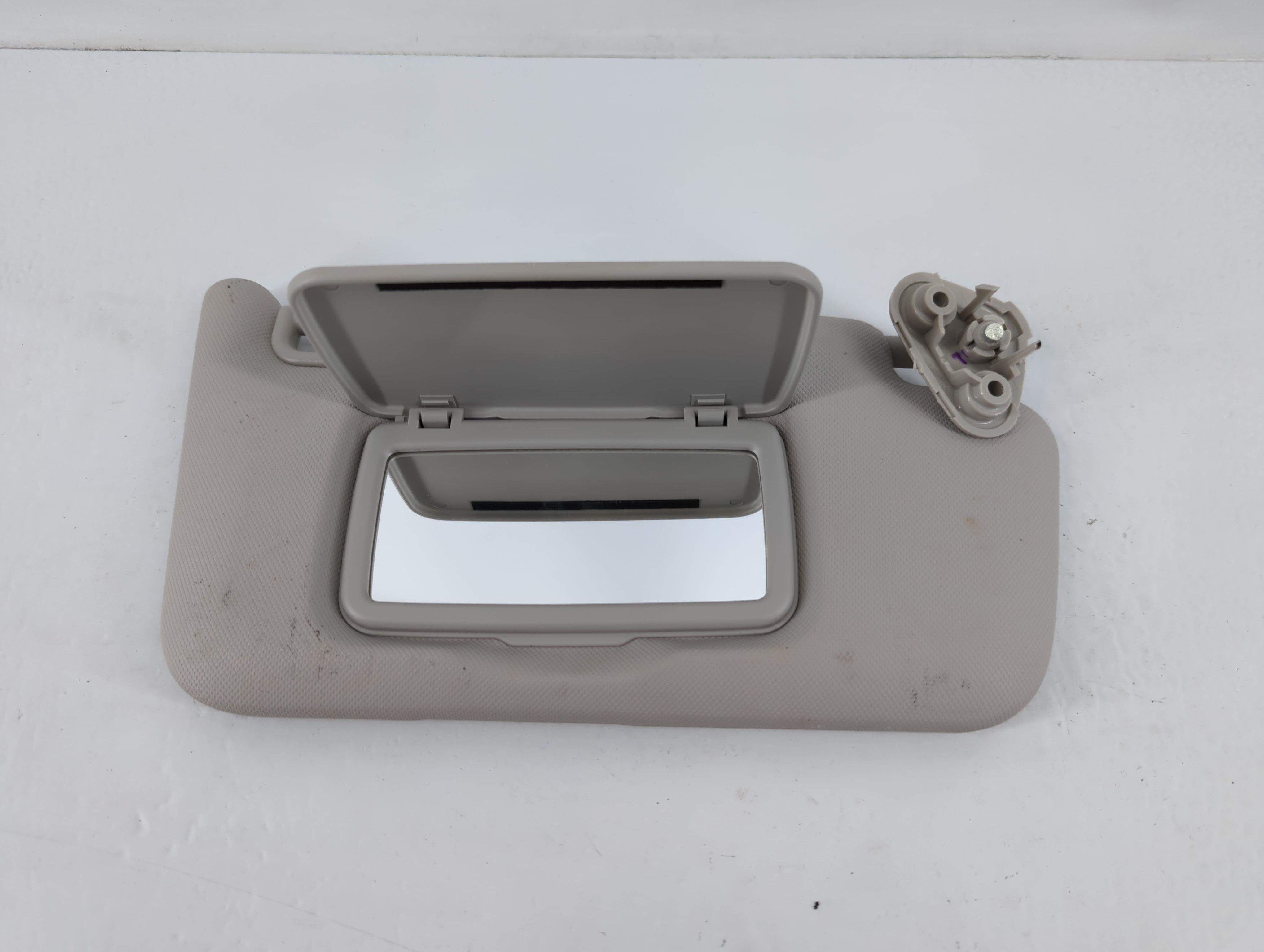 2021 Subaru Xv Passenger Sun Visor Mirror Right Sunvisor Grey 749618 - Oemusedautoparts1.com